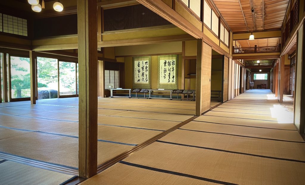 奈良 なら nara 三五夜 三五屋 さんごや sangoya 隠れ家 サロン 茶の湯 茶道 煎茶道 煎茶道体験 煎茶道教室 教室 和の稽古 お稽古 習い事 茶会 月釜 濃茶 各服点て 薄茶 上生菓子 干菓子 和菓子 ほっこり のんびり 奈良の秘密スポット JR奈良 奈良駅 旧奈良駅駅舎 駅前 駅近 徒歩2分 徒歩圏内 古民家 古民家リノベーション 改装 和室 大正レトロ レトロモダン 料亭 茶室 にじり口 小間 広間 座敷 茶事 表千家茶道 表千家茶道教室 古典 奈良市三条町 伝統 茶道具 アフターコロナ 感染予防対策 ワクチン接種済 ワクチン接種証明 風炉 名残 神無月 奈良の秋 大和路 法隆寺 柿食えば 柿寿賀 棗濃茶 詫び寂び 侘茶 わび 中置 細水指 星野製茶園 猶有斎好み 星光の昔 九州 北九州 小倉 門司 阪九フェリー 船旅 関門海峡 橋 夜景 門司港 門司港レトロ あさが来た 連続テレビ小説 朝ドラ 花子とアン 広岡朝子 筑豊炭鉱 伊藤伝右衛門 伊藤伝右衛門邸 柳原白蓮 皇室 華族 白蓮事件 九条武子 村岡花子 重要文化財 門司港駅