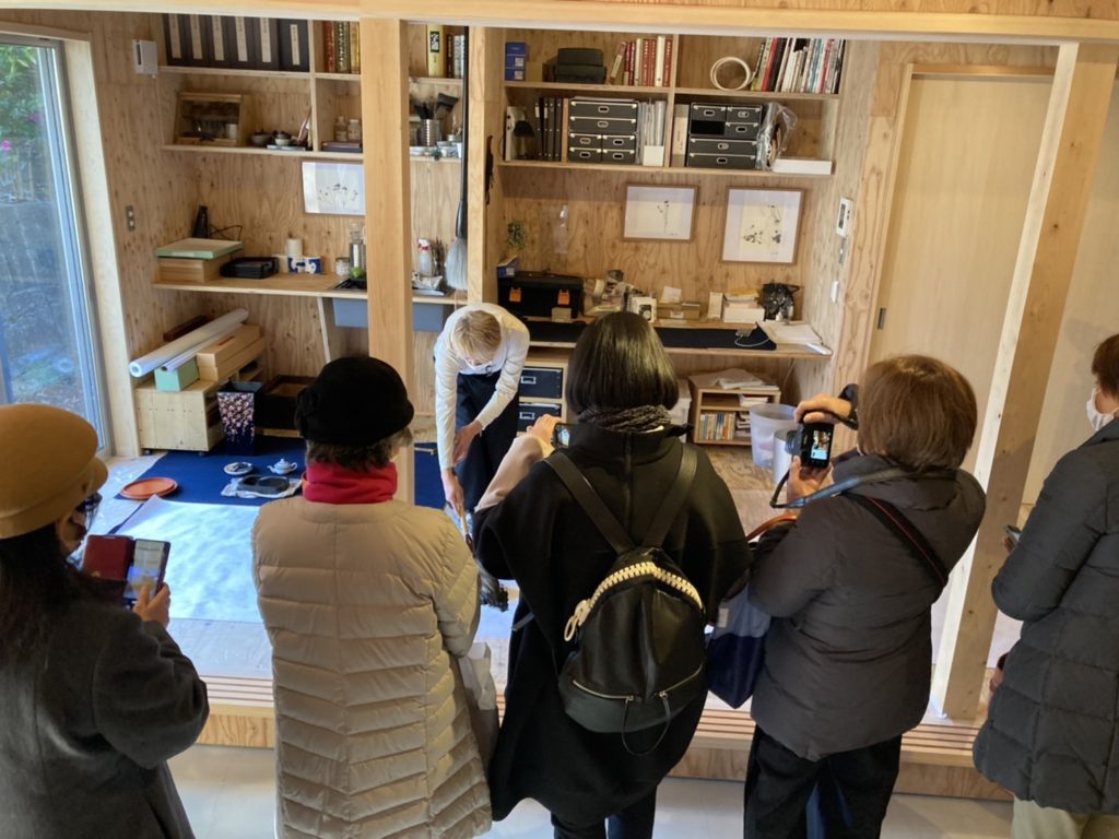 Kitchin-Lab KACOM 今谷秀和 建築家 設計事務所 モダン モダン建築 おしゃれカフェ イマタニタカコ 書家 書道 墨 筆 コラボ企画 学園前 奈良 nara なら sanngoya 三五夜 三五屋 さんごや 奈良駅 JR奈良 駅前 駅近 教室 茶道教室 茶の湯 茶道 煎茶道 煎茶道教室 お点前 お稽古 習い事 少人数制 完全予約制 予約制 個室 茶室 にじり口 文人趣味 茶会記 会記 煎茶道具 煎茶教室 徒歩2分 書院造 しつらえ いけばな いけばな教室 華道教室 茶会 月釜 濃茶 各服点て 薄茶 上生菓子 和菓子 干菓子 神姫バス 豪華バスツアー 真結 ユイプレミア YUI PREMIERE ゆい 水戸岡鋭治 ななつ星 JR九州 カタチ研究所