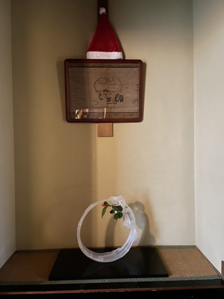 奈良 なら nara 三五夜 三五屋 さんごや sangoya 隠れ家 サロン 茶の湯 茶道 煎茶道 煎茶道体験 煎茶道教室 教室 和の稽古 お稽古 習い事 茶会 月釜 濃茶 各服点て 薄茶 上生菓子 干菓子 和菓子 ほっこり のんびり 奈良の秘密スポット JR奈良 奈良駅 旧奈良駅駅舎 駅前 駅近 徒歩2分 徒歩圏内 古民家 古民家リノベーション 改装 和室 大正レトロ レトロモダン 料亭 茶室 にじり口 小間 広間 座敷 茶事 表千家茶道 表千家茶道教室 古典 奈良市三条町 伝統 茶道具 アフターコロナ 感染予防対策 ワクチン接種済 ワクチン接種証明 個別レッスン 初心者歓迎 炉 広間 席主 男性のお茶 茶道男子 男性の先生 お茶 お点前 クリスマス クリスマスリース クリスマス茶会 Xmas Christmas 福西毅 TakeshiFukunishi ガラス ガラス作家 glassworks 花器 花瓶 邂逅 白玉椿 椿 千両 サンタクロース 大黒天 明誉 古磵 a青漆爪紅 糸巻棚 碌々斎 碌々斎好 辰砂 水指 見立て 茶入れ 薄茶器 阿弥陀堂釜 ヨーロッパ 洋食器 濃茶器 ゴブレット 仕覆 萬春堂 和菓子 上生菓子 洋菓子