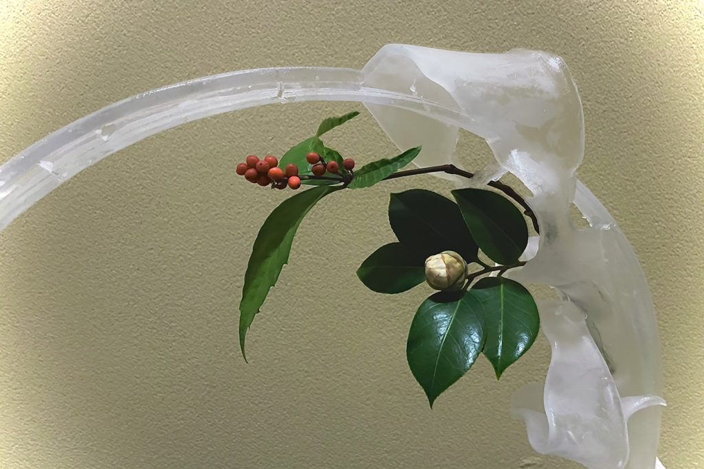 奈良　なら　nara　三五夜　三五屋　さんごや　sangoya　隠れ家　サロン　茶の湯　茶道　煎茶道　煎茶道体験　煎茶道教室　教室　和の稽古　お稽古　習い事　茶会　月釜　濃茶　各服点て　薄茶　上生菓子　干菓子　和菓子　ほっこり　のんびり　奈良の秘密スポット　JR奈良　奈良駅　旧奈良駅駅舎　駅前　駅近　徒歩2分　徒歩圏内　古民家　古民家リノベーション　改装　和室　大正レトロ　レトロモダン　料亭　茶室　にじり口　小間　広間　座敷　茶事　表千家茶道　表千家茶道教室　古典　奈良市三条町　伝統　茶道具　　アフターコロナ　感染予防対策　ワクチン接種済　ワクチン接種証明　　　　個別レッスン　初心者歓迎　炉　　広間　　　　席主　　　男性のお茶　茶道男子　男性の先生　お茶　お点前　　クリスマス　クリスマスリース　クリスマス茶会　Xmas　Christmas　福西毅　TakeshiFukunishi　ガラス　ガラス作家　glassworks　花器　花瓶　邂逅　白玉椿　椿　千両　サンタクロース　大黒天　明誉 古磵　