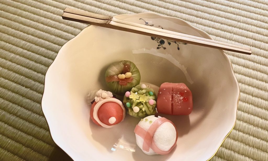 奈良 なら nara 三五夜 三五屋 さんごや sangoya 隠れ家 サロン 茶の湯 茶道 煎茶道 煎茶道体験 煎茶道教室 教室 和の稽古 お稽古 習い事 茶会 月釜 濃茶 各服点て 薄茶 上生菓子 干菓子 和菓子 ほっこり のんびり 奈良の秘密スポット JR奈良 奈良駅 旧奈良駅駅舎 駅前 駅近 徒歩2分 徒歩圏内 古民家 古民家リノベーション 改装 和室 大正レトロ レトロモダン 料亭 茶室 にじり口 小間 広間 座敷 茶事 表千家茶道 表千家茶道教室 古典 奈良市三条町 伝統 茶道具 アフターコロナ 感染予防対策 ワクチン接種済 ワクチン接種証明 個別レッスン 初心者歓迎 炉 広間 席主 男性のお茶 茶道男子 男性の先生 お茶 お点前 クリスマス クリスマスリース クリスマス茶会 Xmas Christmas 福西毅 TakeshiFukunishi ガラス ガラス作家 glassworks 花器 花瓶 邂逅 白玉椿 椿 千両 サンタクロース 大黒天 明誉 古磵 a青漆爪紅 糸巻棚 碌々斎 碌々斎好 辰砂 水指 見立て 茶入れ 薄茶器 阿弥陀堂釜 ヨーロッパ 洋食器 濃茶器 ゴブレット 仕覆 萬春堂 和菓子 上生菓子 洋菓子