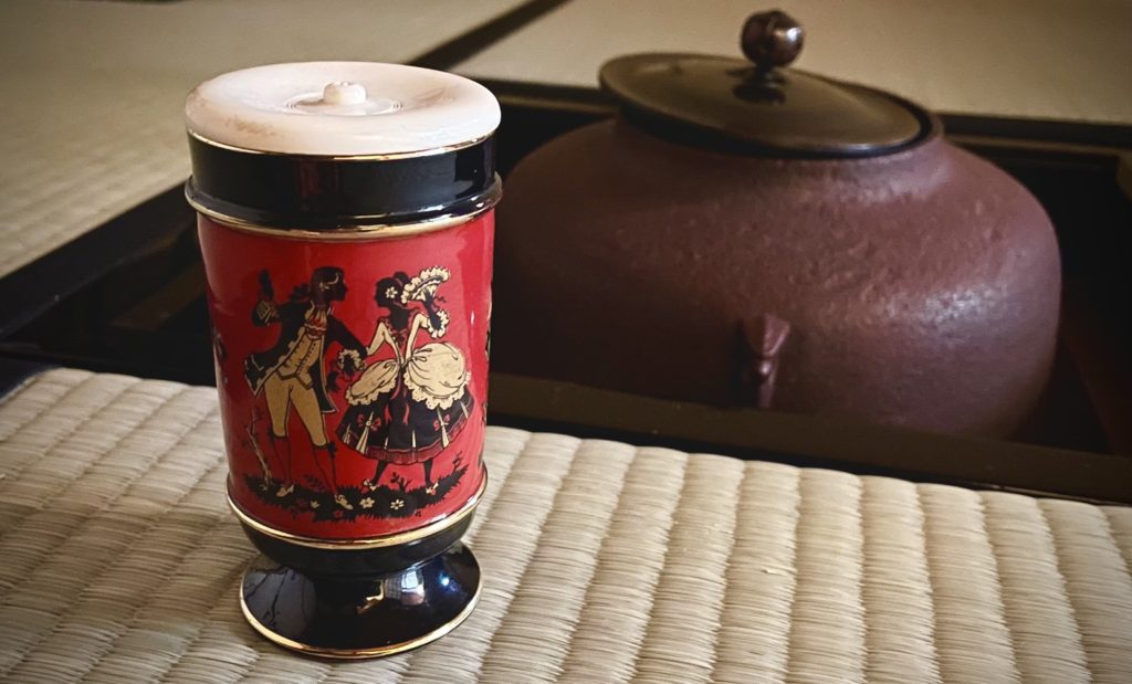 奈良 なら nara 三五夜 三五屋 さんごや sangoya 隠れ家 サロン 茶の湯 茶道 煎茶道 煎茶道体験 煎茶道教室 教室 和の稽古 お稽古 習い事 茶会 月釜 濃茶 各服点て 薄茶 上生菓子 干菓子 和菓子 ほっこり のんびり 奈良の秘密スポット JR奈良 奈良駅 旧奈良駅駅舎 駅前 駅近 徒歩2分 徒歩圏内 古民家 古民家リノベーション 改装 和室 大正レトロ レトロモダン 料亭 茶室 にじり口 小間 広間 座敷 茶事 表千家茶道 表千家茶道教室 古典 奈良市三条町 伝統 茶道具 アフターコロナ 感染予防対策 ワクチン接種済 ワクチン接種証明 個別レッスン 初心者歓迎 炉 広間 席主 男性のお茶 茶道男子 男性の先生 お茶 お点前 クリスマス クリスマスリース クリスマス茶会 Xmas Christmas 福西毅 TakeshiFukunishi ガラス ガラス作家 glassworks 花器 花瓶 邂逅 白玉椿 椿 千両 サンタクロース 大黒天 明誉 古磵 a青漆爪紅 糸巻棚 碌々斎 碌々斎好 辰砂 水指 見立て 茶入れ 薄茶器 阿弥陀堂釜 ヨーロッパ 洋食器 濃茶器 ゴブレット 仕覆 萬春堂 和菓子 上生菓子 洋菓子