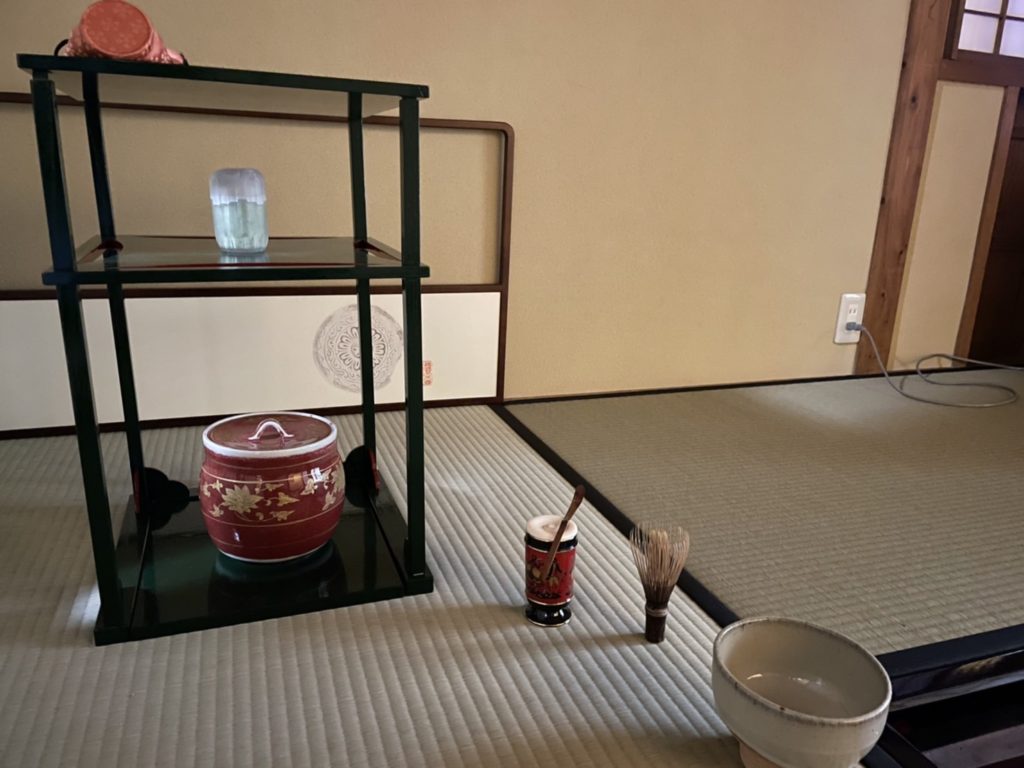 奈良 なら nara 三五夜 三五屋 さんごや sangoya 隠れ家 サロン 茶の湯 茶道 煎茶道 煎茶道体験 煎茶道教室 教室 和の稽古 お稽古 習い事 茶会 月釜 濃茶 各服点て 薄茶 上生菓子 干菓子 和菓子 ほっこり のんびり 奈良の秘密スポット JR奈良 奈良駅 旧奈良駅駅舎 駅前 駅近 徒歩2分 徒歩圏内 古民家 古民家リノベーション 改装 和室 大正レトロ レトロモダン 料亭 茶室 にじり口 小間 広間 座敷 茶事 表千家茶道 表千家茶道教室 古典 奈良市三条町 伝統 茶道具 アフターコロナ 感染予防対策 ワクチン接種済 ワクチン接種証明 個別レッスン 初心者歓迎 炉 広間 席主 男性のお茶 茶道男子 男性の先生 お茶 お点前 クリスマス クリスマスリース クリスマス茶会 Xmas Christmas 福西毅 TakeshiFukunishi ガラス ガラス作家 glassworks 花器 花瓶 邂逅 白玉椿 椿 千両 サンタクロース 大黒天 明誉 古磵 a青漆爪紅 糸巻棚 碌々斎 碌々斎好 辰砂 水指 見立て 茶入れ 薄茶器 阿弥陀堂釜 ヨーロッパ 洋食器 濃茶器 ゴブレット 仕覆 萬春堂 和菓子 上生菓子 洋菓子 パンと菓子moriya 料理教室 シュトレーン 奈良屋 岐阜 メレンゲ 都鳥 雪たる満 モクテル カクテル ノンアルコール ウエルカムドリンク 大和橘 希少品種 アトリエノーズ アロマキャンドル オリジナル 香り クリスマスプレゼント ノベルティ