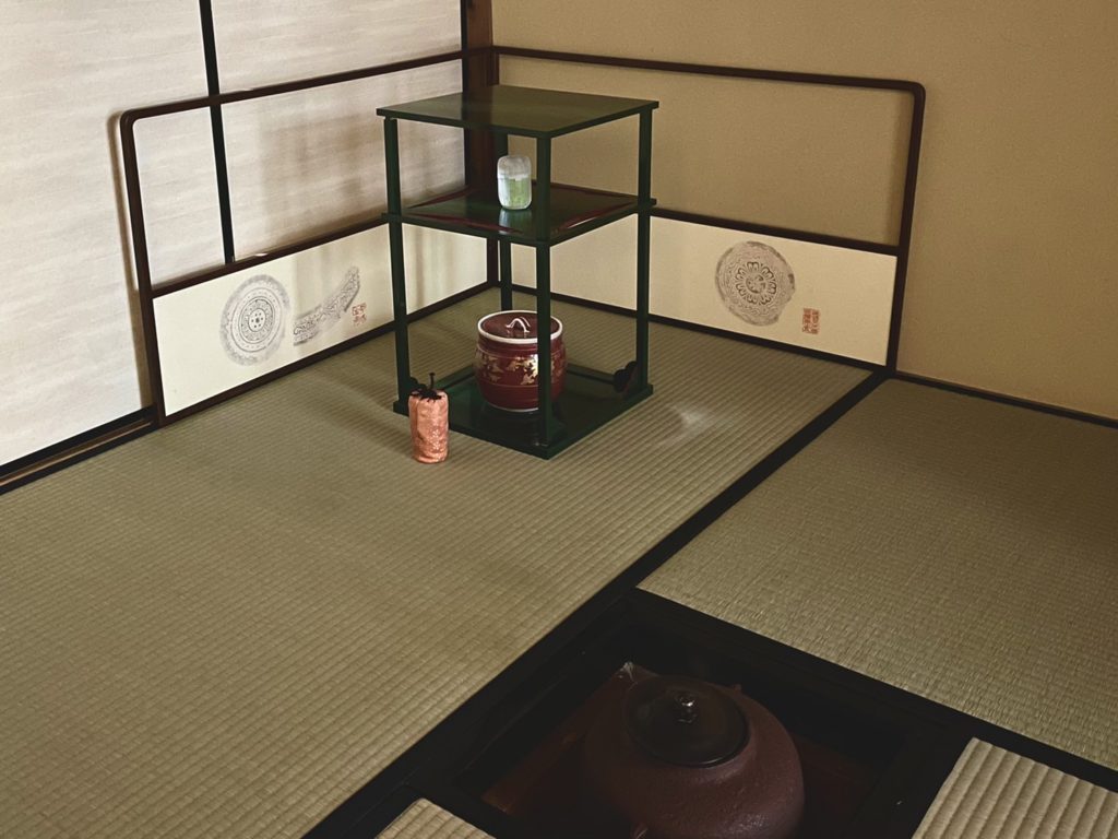 奈良 なら nara 三五夜 三五屋 さんごや sangoya 隠れ家 サロン 茶の湯 茶道 煎茶道 煎茶道体験 煎茶道教室 教室 和の稽古 お稽古 習い事 茶会 月釜 濃茶 各服点て 薄茶 上生菓子 干菓子 和菓子 ほっこり のんびり 奈良の秘密スポット JR奈良 奈良駅 旧奈良駅駅舎 駅前 駅近 徒歩2分 徒歩圏内 古民家 古民家リノベーション 改装 和室 大正レトロ レトロモダン 料亭 茶室 にじり口 小間 広間 座敷 茶事 表千家茶道 表千家茶道教室 古典 奈良市三条町 伝統 茶道具 アフターコロナ 感染予防対策 ワクチン接種済 ワクチン接種証明 個別レッスン 初心者歓迎 炉 広間 席主 男性のお茶 茶道男子 男性の先生 お茶 お点前 クリスマス クリスマスリース クリスマス茶会 Xmas Christmas 福西毅 TakeshiFukunishi ガラス ガラス作家 glassworks 花器 花瓶 邂逅 白玉椿 椿 千両 サンタクロース 大黒天 明誉 古磵 a青漆爪紅 糸巻棚 碌々斎 碌々斎好 辰砂 水指 見立て 茶入れ 薄茶器 阿弥陀堂釜 ヨーロッパ 洋食器 濃茶器 ゴブレット 仕覆