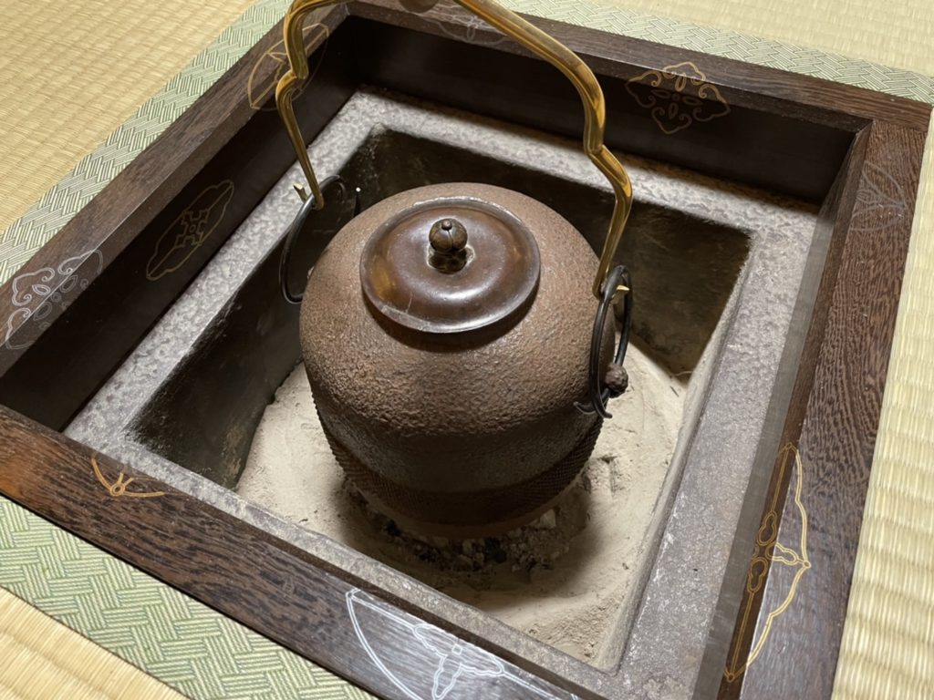 雅楽　春庭花　其駒　御神楽　笙　篳篥　龍笛　和琴　神楽笛　神田重助　徳川治宝　紀州徳川家　表千家　海田曲巷 天地長久 「天長地久の儀」流鏑馬騎射に先立ち行われるもの 左に３回右に２回馬を乗り回した後呪文を唱えながら天と地に弓矢を満月にしぼり「天下泰平 五穀豊穣 国民安堵」を祈念する儀式 片桐石州 西村家二代道弥 遠州流二代 小堀宗慶 近江国小室藩二代藩主  八代焼 雲鶴宝珠紋 中川浄益 覚入 道入 守屋松亭 川端近左 春井恒眠奈良　なら　nara　三五夜　三五屋　さんごや　sangoya　隠れ家　サロン　茶の湯　茶道　煎茶道　煎茶道体験　煎茶道教室　教室　和の稽古　お稽古　習い事　茶会　月釜　濃茶　各服点て　薄茶　上生菓子　干菓子　和菓子　ほっこり　のんびり　奈良の秘密スポット　JR奈良　奈良駅　旧奈良駅駅舎　駅前　駅近　徒歩2分　徒歩圏内　古民家　古民家リノベーション　改装　和室　大正レトロ　レトロモダン　料亭　茶室　にじり口　小間　広間　座敷　茶事　表千家茶道　表千家茶道教室　古典　奈良市三条町　伝統　茶道具　　アフターコロナ　感染予防対策　ワクチン接種済　ワクチン接種証明　炉　名残　師走　奈良の冬　濃茶　侘び寂び　侘茶　わび　奈良の旅　珠光茶会2022中止　　珠光茶会2022　弥生　三月　奈良観光　春の奈良　　趣向　設え　少人数　個室　予約制　 肥後古流　江上大輔　八代　書家　茶人　東京　龍生庵　府中　東京芸術大学　大学院　鑑賞　欠伸茶会　細川家　熊本藩　細川藩　熊本城　細川三斎　細川忠興　細川幽斎　細川藤孝　細川忠利　松井友閑　松井康之　八代松井家　表千家　而妙斎　猶々斎　特別茶会　雅楽　武家茶　武家茶道　遠州流　片桐石州　小堀遠州　舟越伊予守　宗旦　千家　古儀　大宰府　藤丸　和菓子　清香殿 　吊釜　鉄刀木　炉縁