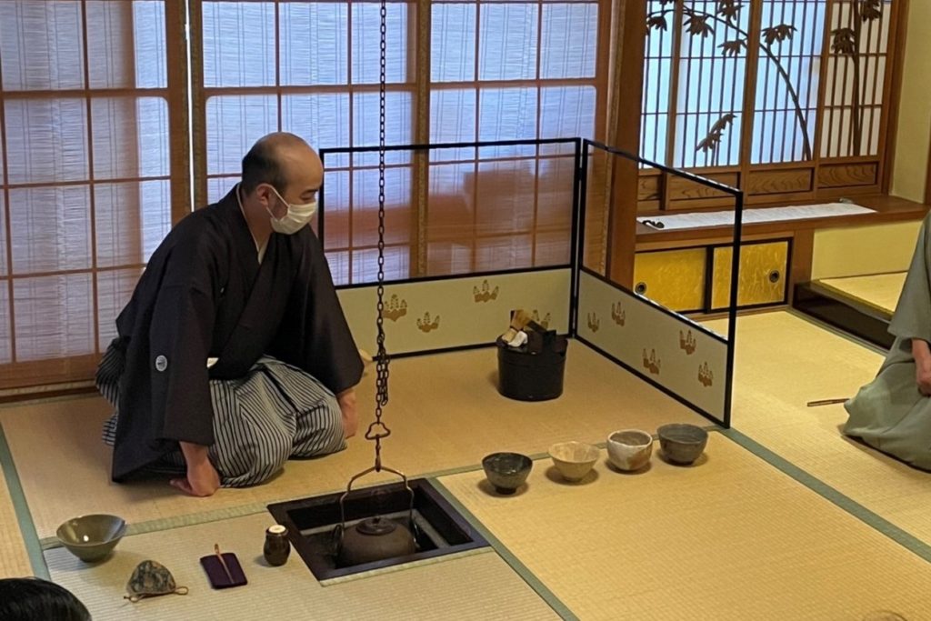 雅楽　春庭花　其駒　御神楽　笙　篳篥　龍笛　和琴　神楽笛　神田重助　徳川治宝　紀州徳川家　表千家　海田曲巷 天地長久 「天長地久の儀」流鏑馬騎射に先立ち行われるもの 左に３回右に２回馬を乗り回した後呪文を唱えながら天と地に弓矢を満月にしぼり「天下泰平 五穀豊穣 国民安堵」を祈念する儀式 片桐石州 西村家二代道弥 遠州流二代 小堀宗慶 近江国小室藩二代藩主  八代焼 雲鶴宝珠紋 中川浄益 覚入 道入 守屋松亭 川端近左 春井恒眠奈良　なら　nara　三五夜　三五屋　さんごや　sangoya　隠れ家　サロン　茶の湯　茶道　煎茶道　煎茶道体験　煎茶道教室　教室　和の稽古　お稽古　習い事　茶会　月釜　濃茶　各服点て　薄茶　上生菓子　干菓子　和菓子　ほっこり　のんびり　奈良の秘密スポット　JR奈良　奈良駅　旧奈良駅駅舎　駅前　駅近　徒歩2分　徒歩圏内　古民家　古民家リノベーション　改装　和室　大正レトロ　レトロモダン　料亭　茶室　にじり口　小間　広間　座敷　茶事　表千家茶道　表千家茶道教室　古典　奈良市三条町　伝統　茶道具　　アフターコロナ　感染予防対策　ワクチン接種済　ワクチン接種証明　炉　名残　師走　奈良の冬　濃茶　侘び寂び　侘茶　わび　奈良の旅　珠光茶会2022中止　　珠光茶会2022　弥生　三月　奈良観光　春の奈良　　趣向　設え　少人数　個室　予約制　 肥後古流　江上大輔　八代　書家　茶人　東京　龍生庵　府中　東京芸術大学　大学院　鑑賞　欠伸茶会　細川家　熊本藩　細川藩　熊本城　細川三斎　細川忠興　細川幽斎　細川藤孝　細川忠利　松井友閑　松井康之　八代松井家　表千家　而妙斎　猶々斎　特別茶会　雅楽　武家茶　武家茶道　遠州流　片桐石州　小堀遠州　舟越伊予守　宗旦　千家　古儀　大宰府　藤丸　和菓子　清香殿 　吊釜　鉄刀木　炉縁　源氏物語　若菜　柏木　女三宮