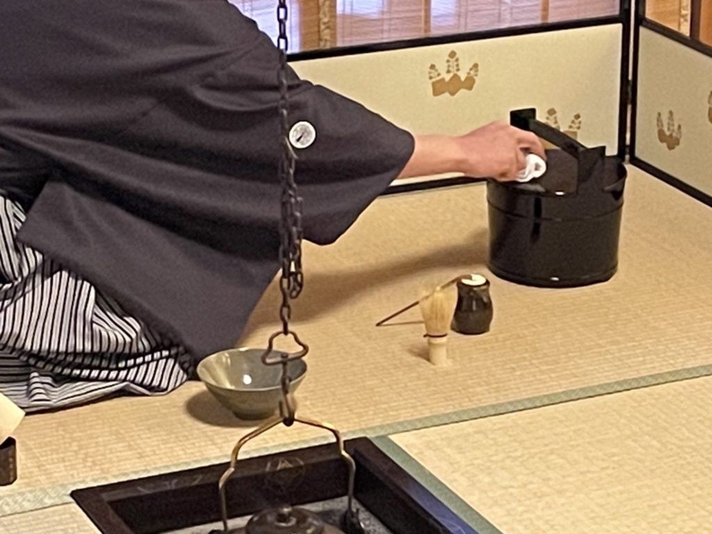 雅楽　春庭花　其駒　御神楽　笙　篳篥　龍笛　和琴　神楽笛　神田重助　徳川治宝　紀州徳川家　表千家　海田曲巷 天地長久 「天長地久の儀」流鏑馬騎射に先立ち行われるもの 左に３回右に２回馬を乗り回した後呪文を唱えながら天と地に弓矢を満月にしぼり「天下泰平 五穀豊穣 国民安堵」を祈念する儀式 片桐石州 西村家二代道弥 遠州流二代 小堀宗慶 近江国小室藩二代藩主  八代焼 雲鶴宝珠紋 中川浄益 覚入 道入 守屋松亭 川端近左 春井恒眠奈良　なら　nara　三五夜　三五屋　さんごや　sangoya　隠れ家　サロン　茶の湯　茶道　煎茶道　煎茶道体験　煎茶道教室　教室　和の稽古　お稽古　習い事　茶会　月釜　濃茶　各服点て　薄茶　上生菓子　干菓子　和菓子　ほっこり　のんびり　奈良の秘密スポット　JR奈良　奈良駅　旧奈良駅駅舎　駅前　駅近　徒歩2分　徒歩圏内　古民家　古民家リノベーション　改装　和室　大正レトロ　レトロモダン　料亭　茶室　にじり口　小間　広間　座敷　茶事　表千家茶道　表千家茶道教室　古典　奈良市三条町　伝統　茶道具　　アフターコロナ　感染予防対策　ワクチン接種済　ワクチン接種証明　炉　名残　師走　奈良の冬　濃茶　侘び寂び　侘茶　わび　奈良の旅　珠光茶会2022中止　　珠光茶会2022　弥生　三月　奈良観光　春の奈良　　趣向　設え　少人数　個室　予約制　 肥後古流　江上大輔　八代　書家　茶人　東京　龍生庵　府中　東京芸術大学　大学院　鑑賞　欠伸茶会　細川家　熊本藩　細川藩　熊本城　細川三斎　細川忠興　細川幽斎　細川藤孝　細川忠利　松井友閑　松井康之　八代松井家　表千家　而妙斎　猶々斎　特別茶会　雅楽　武家茶　武家茶道　遠州流　片桐石州　小堀遠州　舟越伊予守　宗旦　千家　古儀　大宰府　藤丸　和菓子　清香殿 　吊釜　鉄刀木　炉縁　源氏物語　若菜　柏木　女三宮