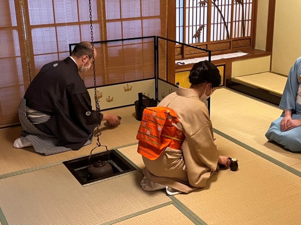 雅楽　春庭花　其駒　御神楽　笙　篳篥　龍笛　和琴　神楽笛　神田重助　徳川治宝　紀州徳川家　表千家　海田曲巷 天地長久 「天長地久の儀」流鏑馬騎射に先立ち行われるもの 左に３回右に２回馬を乗り回した後呪文を唱えながら天と地に弓矢を満月にしぼり「天下泰平 五穀豊穣 国民安堵」を祈念する儀式 片桐石州 西村家二代道弥 遠州流二代 小堀宗慶 近江国小室藩二代藩主  八代焼 雲鶴宝珠紋 中川浄益 覚入 道入 守屋松亭 川端近左 春井恒眠奈良　なら　nara　三五夜　三五屋　さんごや　sangoya　隠れ家　サロン　茶の湯　茶道　煎茶道　煎茶道体験　煎茶道教室　教室　和の稽古　お稽古　習い事　茶会　月釜　濃茶　各服点て　薄茶　上生菓子　干菓子　和菓子　ほっこり　のんびり　奈良の秘密スポット　JR奈良　奈良駅　旧奈良駅駅舎　駅前　駅近　徒歩2分　徒歩圏内　古民家　古民家リノベーション　改装　和室　大正レトロ　レトロモダン　料亭　茶室　にじり口　小間　広間　座敷　茶事　表千家茶道　表千家茶道教室　古典　奈良市三条町　伝統　茶道具　　アフターコロナ　感染予防対策　ワクチン接種済　ワクチン接種証明　炉　名残　師走　奈良の冬　濃茶　侘び寂び　侘茶　わび　奈良の旅　珠光茶会2022中止　　珠光茶会2022　弥生　三月　奈良観光　春の奈良　　趣向　設え　少人数　個室　予約制　 肥後古流　江上大輔　八代　書家　茶人　東京　龍生庵　府中　東京芸術大学　大学院　鑑賞　欠伸茶会　細川家　熊本藩　細川藩　熊本城　細川三斎　細川忠興　細川幽斎　細川藤孝　細川忠利　松井友閑　松井康之　八代松井家　表千家　而妙斎　猶々斎　特別茶会　雅楽　武家茶　武家茶道　遠州流　片桐石州　小堀遠州　舟越伊予守　宗旦　千家　古儀　大宰府　藤丸　和菓子　清香殿 　吊釜　鉄刀木　炉縁　源氏物語　若菜　柏木　女三宮
