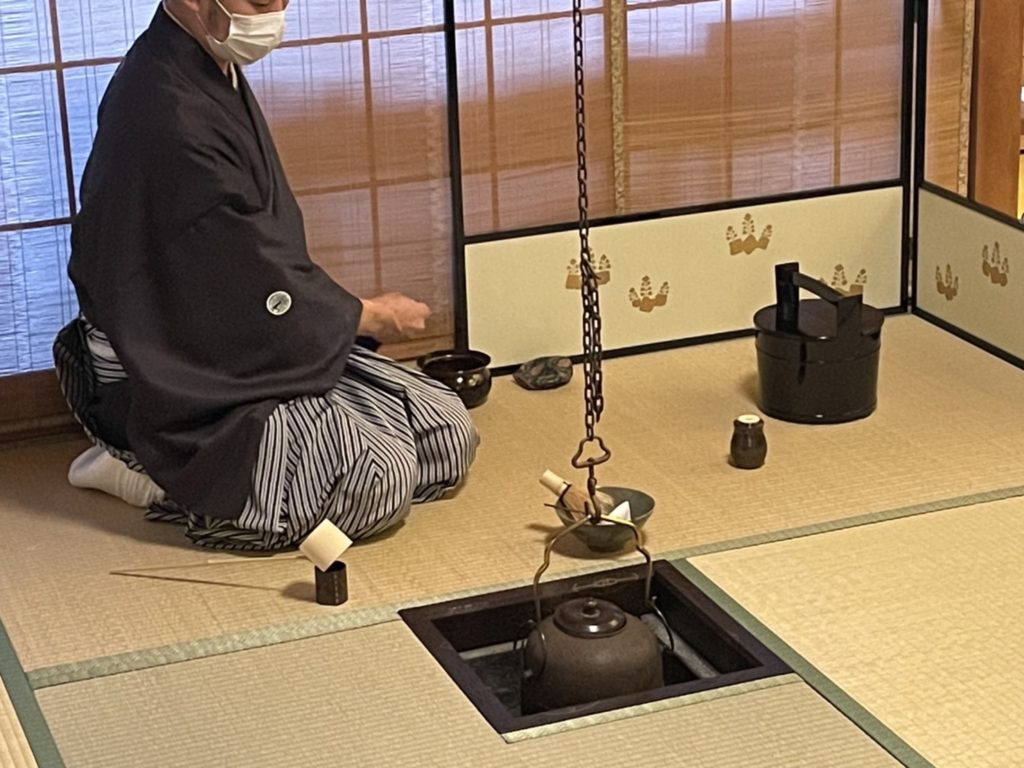 雅楽　春庭花　其駒　御神楽　笙　篳篥　龍笛　和琴　神楽笛　神田重助　徳川治宝　紀州徳川家　表千家　海田曲巷 天地長久 「天長地久の儀」流鏑馬騎射に先立ち行われるもの 左に３回右に２回馬を乗り回した後呪文を唱えながら天と地に弓矢を満月にしぼり「天下泰平 五穀豊穣 国民安堵」を祈念する儀式 片桐石州 西村家二代道弥 遠州流二代 小堀宗慶 近江国小室藩二代藩主  八代焼 雲鶴宝珠紋 中川浄益 覚入 道入 守屋松亭 川端近左 春井恒眠奈良　なら　nara　三五夜　三五屋　さんごや　sangoya　隠れ家　サロン　茶の湯　茶道　煎茶道　煎茶道体験　煎茶道教室　教室　和の稽古　お稽古　習い事　茶会　月釜　濃茶　各服点て　薄茶　上生菓子　干菓子　和菓子　ほっこり　のんびり　奈良の秘密スポット　JR奈良　奈良駅　旧奈良駅駅舎　駅前　駅近　徒歩2分　徒歩圏内　古民家　古民家リノベーション　改装　和室　大正レトロ　レトロモダン　料亭　茶室　にじり口　小間　広間　座敷　茶事　表千家茶道　表千家茶道教室　古典　奈良市三条町　伝統　茶道具　　アフターコロナ　感染予防対策　ワクチン接種済　ワクチン接種証明　炉　名残　師走　奈良の冬　濃茶　侘び寂び　侘茶　わび　奈良の旅　珠光茶会2022中止　　珠光茶会2022　弥生　三月　奈良観光　春の奈良　　趣向　設え　少人数　個室　予約制　 肥後古流　江上大輔　八代　書家　茶人　東京　龍生庵　府中　東京芸術大学　大学院　鑑賞　欠伸茶会　細川家　熊本藩　細川藩　熊本城　細川三斎　細川忠興　細川幽斎　細川藤孝　細川忠利　松井友閑　松井康之　八代松井家　表千家　而妙斎　猶々斎　特別茶会　雅楽　武家茶　武家茶道　遠州流　片桐石州　小堀遠州　舟越伊予守　宗旦　千家　古儀　大宰府　藤丸　和菓子　清香殿 　吊釜　鉄刀木　炉縁　源氏物語　若菜　柏木　女三宮