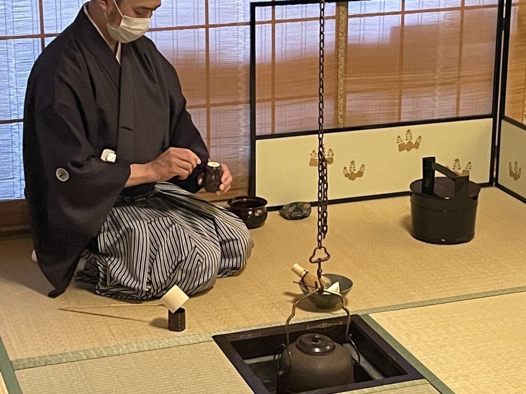 雅楽　春庭花　其駒　御神楽　笙　篳篥　龍笛　和琴　神楽笛　神田重助　徳川治宝　紀州徳川家　表千家　海田曲巷 天地長久 「天長地久の儀」流鏑馬騎射に先立ち行われるもの 左に３回右に２回馬を乗り回した後呪文を唱えながら天と地に弓矢を満月にしぼり「天下泰平 五穀豊穣 国民安堵」を祈念する儀式 片桐石州 西村家二代道弥 遠州流二代 小堀宗慶 近江国小室藩二代藩主 八代焼 雲鶴宝珠紋 中川浄益 覚入 道入 守屋松亭 川端近左 春井恒眠奈良　なら　nara　三五夜　三五屋　さんごや　sangoya　隠れ家　サロン　茶の湯　茶道　煎茶道　煎茶道体験　煎茶道教室　教室　和の稽古　お稽古　習い事　茶会　月釜　濃茶　各服点て　薄茶　上生菓子　干菓子　和菓子　ほっこり　のんびり　奈良の秘密スポット　JR奈良　奈良駅　旧奈良駅駅舎　駅前　駅近　徒歩2分　徒歩圏内　古民家　古民家リノベーション　改装　和室　大正レトロ　レトロモダン　料亭　茶室　にじり口　小間　広間　座敷　茶事　表千家茶道　表千家茶道教室　古典　奈良市三条町　伝統　茶道具　　アフターコロナ　感染予防対策　ワクチン接種済　ワクチン接種証明　炉　名残　師走　奈良の冬　濃茶　侘び寂び　侘茶　わび　奈良の旅　珠光茶会2022中止　　珠光茶会2022　弥生　三月　奈良観光　春の奈良　　趣向　設え　少人数　個室　予約制　 肥後古流　江上大輔　八代　書家　茶人　東京　龍生庵　府中　東京芸術大学　大学院　鑑賞　欠伸茶会　細川家　熊本藩　細川藩　熊本城　細川三斎　細川忠興　細川幽斎　細川藤孝　細川忠利　松井友閑　松井康之　八代松井家　表千家　而妙斎　猶々斎　特別茶会　雅楽　武家茶　武家茶道　遠州流　片桐石州　小堀遠州　舟越伊予守　宗旦　千家　古儀　大宰府　藤丸　和菓子　清香殿