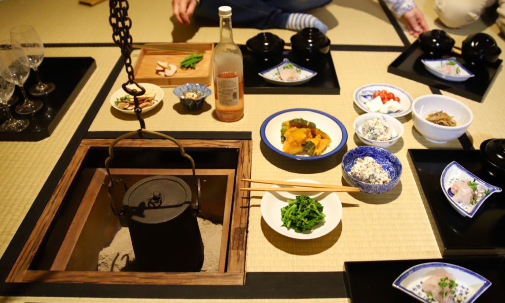 奈良　なら　nara 三五夜　さんごや　三五屋　奈良県　奈良市　大和郡山市　茶室　茶会　茶事　月釜　茶道　茶の湯　表千家　堂後茶道教室　wine　ワイングラス　石賀直之　切り絵　切り絵作家　いちじく　イチジク　無花果　八寸　向付　懐石道具　懐石料理　茶懐石　リーデル　釣釜　炉縁　東大寺　古材　にじり口　完全予約制　プライベート空間　プライベートサロン　個室　おすすめ　煎茶道　体験　非公開　イベント　少人数制　JR奈良駅　近鉄奈良駅　徒歩2分　徒歩圏内　三網田　濃茶　薄茶　吉兆　高麗橋吉兆