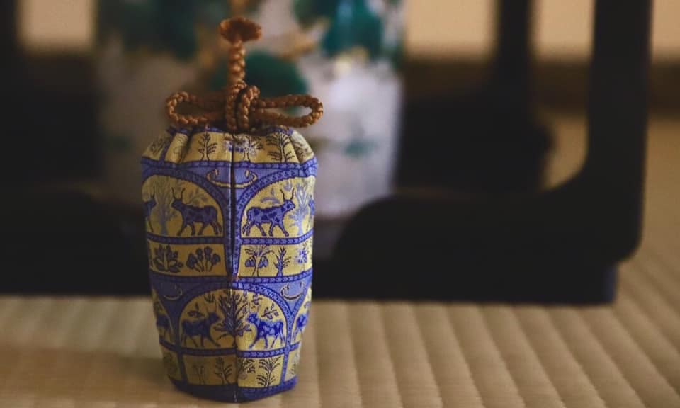 奈良 なら nara 奈良市 三五夜 三五屋 さんごや sangoya 月釜 茶会 茶道 茶の湯 茶室 お茶 濃茶 薄茶 続き薄 上生菓子 和菓子 干菓子 田中金盛堂 松葉せんべい 芦屋 萬々堂 花びら餅 生姜糖 岩戸屋 伊勢 山本紅雲 万年青 おもと いけばな 生け花 華道 出雲人形 俵 牛 丑年 令和三年 睦月 一月 JR奈良 駅前 近鉄奈良 徒歩圏内 徒歩2分 三条町 三網田 蓬莱堂茶舗 丹頂 限定商品 丸久小山園 仕覆 袋師 ひめゆり イアルの牛 龍村美術織物 干支 好み裂