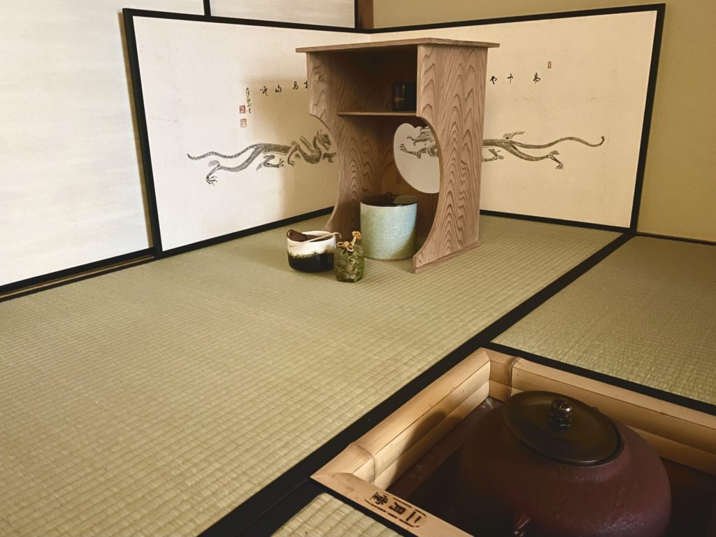 富士山 本阿弥光悦 棗濃茶 三木玉真 棗濃茶 袋棗 奈良 なら nara 三五夜 三五屋 さんごや sangoya 隠れ家 サロン 茶の湯 茶道 煎茶道 煎茶道体験 煎茶道教室 教室 和の稽古 お稽古 習い事 茶会 月釜 濃茶 各服点て 薄茶 上生菓子 干菓子 和菓子 ほっこり のんびり 奈良の秘密スポット JR奈良 奈良駅 旧奈良駅駅舎 駅前 駅近 徒歩2分 徒歩圏内 古民家 古民家リノベーション 改装 和室 大正レトロ レトロモダン 料亭 茶室 にじり口 小間 広間 座敷 茶事 表千家茶道 表千家茶道教室 古典 奈良市三条町 伝統 茶道具 アフターコロナ 感染予防対策 ワクチン接種済 ワクチン接種証明 炉 名残 師走 奈良の冬 濃茶 侘び寂び 侘茶 わび 奈良の旅 珠光茶会2022中止 珠光茶会2022 如月 奈良観光 冬の奈良 趣向 設え 少人数 個室 予約制 加茂自然農園 恭仁の昔 有機栽培抹茶 自然農法 有機抹茶 辻喜 宇治茶 内閣総理大臣賞 高級抹茶 アサヒ お水取り 東大寺修二会 竹 松明 炉縁 上野道善 煤竹 茶杓 梵字 若狭井 萬々堂 萬々堂道則 糊こぼし 椿の和菓子 和菓子 奈良銘菓 尾西楽斎 赤膚焼 抱清棚 杉木地 碌々斎 桐木地 吸江斎 水指 風炉先 風炉先屏風 屏風 白虎 青龍 薬師寺 拓本 橋本凝胤 高田好胤 龍 虎 寅年