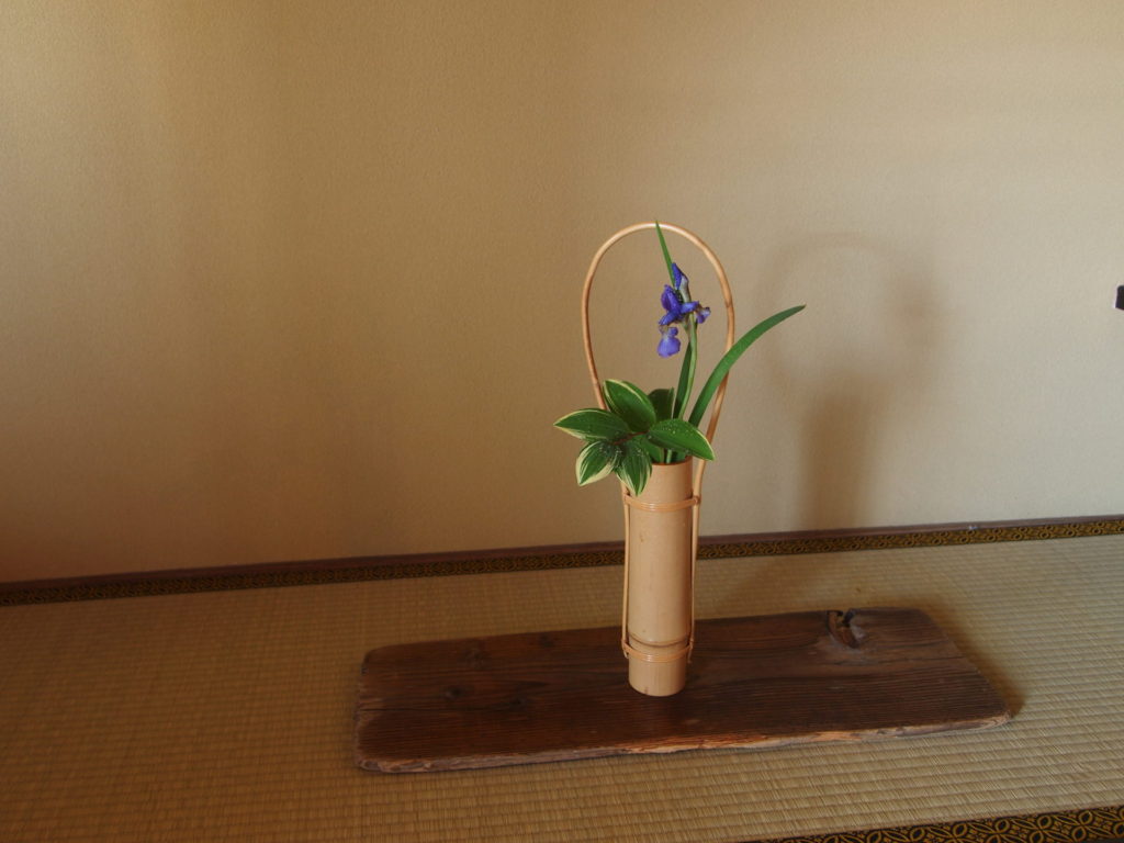 奈良 nara なら 三五夜 三五屋 さんごや 隠れ家 茶室 茶会 月釜 茶道 茶道教室 教室 表千家 表千家茶道教室 茶の湯 習い事 お稽古 いけばな いけばな教室 生け花 華道教室 華道 山村御流 円照寺 花は野にあるように 日進月歩 西園寺公望 住友春翠 扁額 日月 水屋 水屋稽古 風炉 朝鮮風炉 畠春斎 釜師 高取焼 JR奈良駅前 駅前 近鉄奈良 徒歩圏内 徒歩2分 三網田 濃茶 薄茶 各服点 カキツバタ 日本燕子花 燕子花 杜若 堂後宗邑 小山佳節 敷板 通い筒 竹花入れ