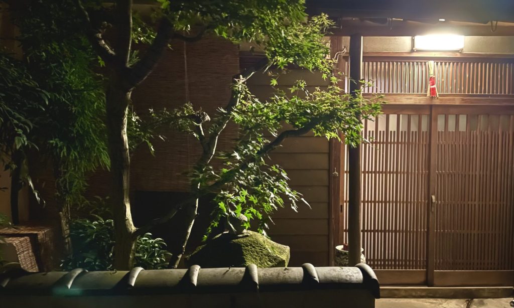 奈良 なら nara 三五夜 三五屋 さんごや sangoya 隠れ家 サロン 茶の湯 茶道 煎茶道 煎茶道体験 煎茶道教室 教室 和の稽古 お稽古 習い事 茶会 月釜 濃茶 各服点て 薄茶 上生菓子 干菓子 和菓子 ほっこり のんびり 奈良の秘密スポット JR奈良 奈良駅 旧奈良駅駅舎 駅前 駅近 徒歩2分 徒歩圏内 古民家 古民家リノベーション 改装 和室 大正レトロ レトロモダン 料亭 茶室 にじり口 小間 広間 座敷 茶事 表千家茶道 表千家茶道教室 切古典 奈良市三条町 伝統 茶道具 木槿 むくげ ムクゲ 宗旦木槿 アフターコロナ 感染予防対策 ワクチン接種済 ワクチン接種証明 泉山御流 香道 お香 組香 香 香会 沈香 名香六十一種 蘭奢待 東大寺 奈良 聖徳太子 松尾瑤香 泉涌寺 御寺 皇室菩提寺 秋恋香 鹿 奈良の秋 観光 伝統文化 古民家 ギャラリー 舒明天皇 万葉集 夕されば 夕さればおぐらの山に鳴く鹿は 今宵は鳴かずいねにけらしも 椿椿山 文人画 文人画家 香道具 蒔絵 鹿 香盆 文箱 短冊箱 茶道教室 いけばな教室 華道教室 雅楽教室 JR奈良駅 奈良駅 駅前 古民家 茶室