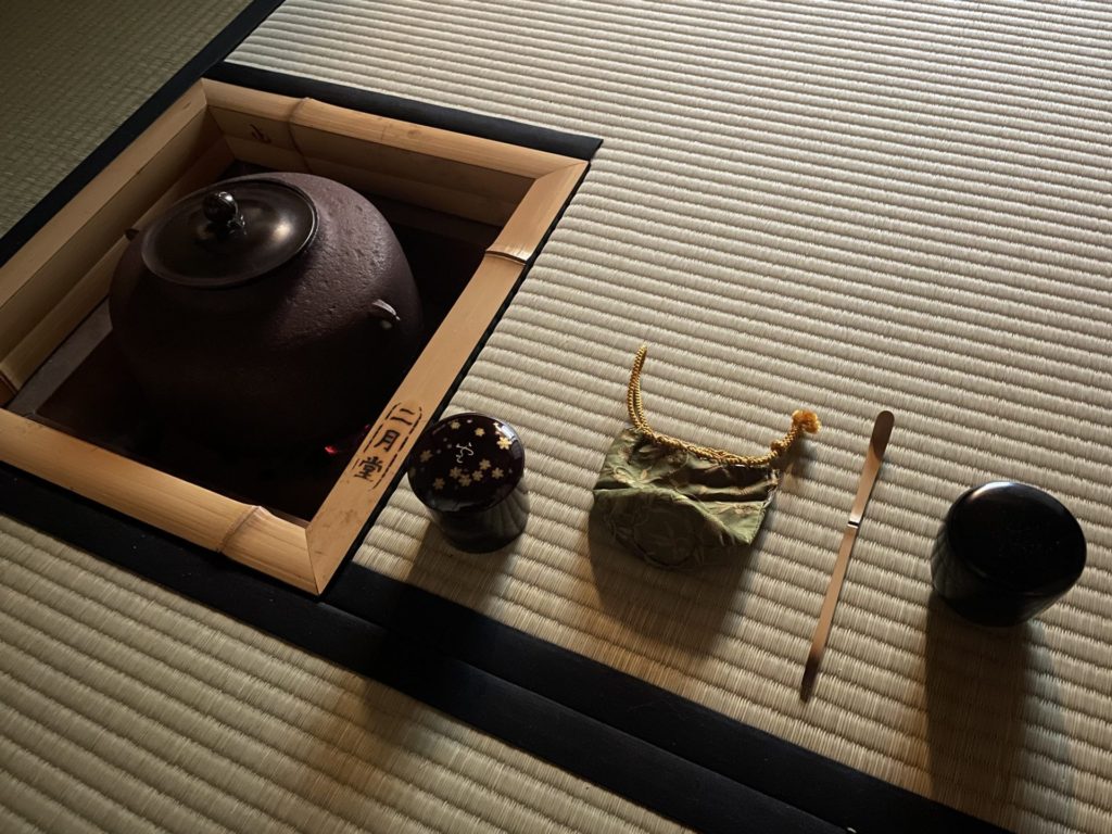 富士山 本阿弥光悦 棗濃茶 三木玉真 棗濃茶 袋棗 奈良 なら nara 三五夜 三五屋 さんごや sangoya 隠れ家 サロン 茶の湯 茶道 煎茶道 煎茶道体験 煎茶道教室 教室 和の稽古 お稽古 習い事 茶会 月釜 濃茶 各服点て 薄茶 上生菓子 干菓子 和菓子 ほっこり のんびり 奈良の秘密スポット JR奈良 奈良駅 旧奈良駅駅舎 駅前 駅近 徒歩2分 徒歩圏内 古民家 古民家リノベーション 改装 和室 大正レトロ レトロモダン 料亭 茶室 にじり口 小間 広間 座敷 茶事 表千家茶道 表千家茶道教室 古典 奈良市三条町 伝統 茶道具 アフターコロナ 感染予防対策 ワクチン接種済 ワクチン接種証明 炉 名残 師走 奈良の冬 濃茶 侘び寂び 侘茶 わび 奈良の旅 珠光茶会2022中止 珠光茶会2022 如月 奈良観光 冬の奈良 趣向 設え 少人数 個室 予約制 加茂自然農園 恭仁の昔 有機栽培抹茶 自然農法 有機抹茶 辻喜 宇治茶 内閣総理大臣賞 高級抹茶 アサヒ お水取り 東大寺修二会 竹 松明 炉縁 上野道善 煤竹 茶杓 梵字 若狭井 萬々堂 萬々堂道則 糊こぼし 椿の和菓子 和菓子 奈良銘菓 尾西楽斎 赤膚焼 抱清棚 杉木地 碌々斎 桐木地 吸江斎 水指 風炉先 風炉先屏風 屏風 白虎 青龍 薬師寺 拓本 橋本凝胤 高田好胤 龍 虎 寅年 阿弥陀堂 釜 阿弥陀堂釜 佐藤清光 山形 釜師 炉 金輪寺棗 山中漆器 鈴木松栄 雪月花 替蓋