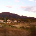奈良 茶道 体験 nara 三五夜 さんごや 三五屋 茶会 茶室 隠れ家 にじり口 炭 炉 掛軸 椿 ツバキ 茶道具 JR奈良駅 駅前 月釜 徒歩圏内 奈良県 奈良市 三網田 濃茶 薄茶 続き薄 茶花 生花 待合 香煎　三輪山　　和室　設え　春夏秋冬　三輪山　万葉集　日本書紀　やまとはくにのまほろば　まほろば　日本書紀編纂1300年　記紀万葉　柿本人麻呂　東の野にかぎろひの立つ見えて　返りてみれば月傾きぬ　　安騎野　遊猟歌　　安騎野遊猟歌　　天武天皇　持統天皇　文武天皇　草壁皇子　軽皇子　大神神社
