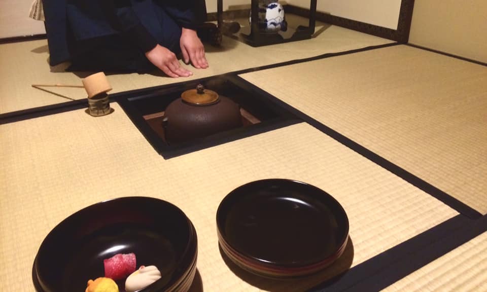 奈良 なら nara 奈良市 三五夜 三五屋 さんごや sangoya 茶室 にじり口 根引き松 門松 松 茶道 茶の湯 煎茶道 お茶 月釜 茶会 濃茶 薄茶 除夜釜 年越し蕎麦 年越しそば 蕎麦 年末年始 イベント 煎茶道体験 煎茶体験 茶道教室 表千家 教室 お稽古 習い事 骨董 古美術 骨董店 古美術店 jr奈良 駅前 徒歩2分 JR奈良駅 近鉄奈良 徒歩圏内 三条通り 正月 迎春 結び柳 柳 茶花 シシガシラ 大白玉 ツバキ 椿 上生菓子 干菓子 炉 風炉 高麗卓 利休型小棗 茶道具 煎茶道具 小売店 完全予約制 事前予約制 予約制 個室 コロナ対策 床の間 日本家屋 古民家 正月 令和三年