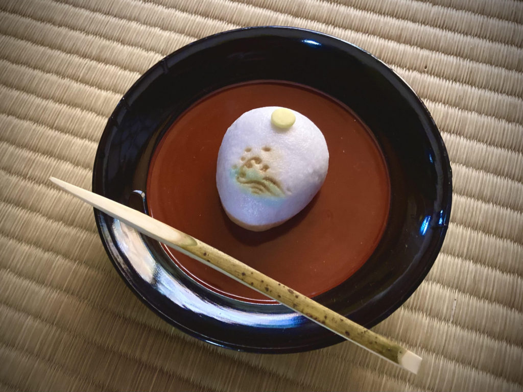 奈良 なら nara 三五夜 三五屋 さんごや sangoya 隠れ家 サロン 茶の湯 茶道 煎茶道 煎茶道体験 煎茶道教室 教室 和の稽古 お稽古 習い事 茶会 月釜 濃茶 各服点て 薄茶 上生菓子 干菓子 和菓子 ほっこり のんびり 奈良の秘密スポット JR奈良 奈良駅 旧奈良駅駅舎 駅前 駅近 徒歩2分 徒歩圏内 古民家 古民家リノベーション 改装 和室 大正レトロ レトロモダン 料亭 茶室 にじり口 小間 広間 座敷 茶事 表千家茶道 表千家茶道教室 古典 奈良市三条町 伝統 茶道具 アフターコロナ 感染予防対策 ワクチンパスポート ワクチン接種済 ワクチン接種証明 香会 雅楽 個別レッスン 初心者歓迎 呼び継ぎ 蓋置 水指 瀬戸焼 蕎麦手 炭壺 火消し壺 仕覆 即中斎 即中斎好み 大板 小間 和服 着物 袴 白洲正子 白洲次郎 水晶 古橋尚 長江惣吉 曜変天目 国宝 古筆 古陶磁 陶芸家 加藤春鼎 石 古美術収集家 古美術愛好家 名古屋 手紙 白洲正子によせて 鶴屋八幡 曙会 特別茶会 萬々堂道則 糊こぼし 和菓子 薯蕷饅頭 干菓子 やなぎのにわ京菓子店 江見智彦 三島葉子 フードコーディネーター 洋菓子 春鶯囀 篳篥 竜笛 奈良新聞社 奈良新聞 紙面掲載 記事 奈良市イベント情報 随筆家 道 山独活 ヤマウド 紫蘭 シラン 小川珊瑚鶴 華道家 菓子職人 樺山資紀