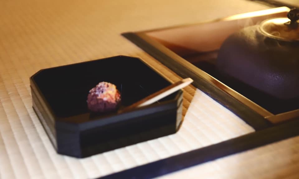 奈良 茶道 体験 nara 三五夜 さんごや 三五屋 茶会 茶室 隠れ家 にじり口 炭 炉 掛軸 椿 ツバキ 茶道具 JR奈良駅 駅前 月釜 徒歩圏内 奈良県 奈良市 三網田 濃茶 薄茶 続き薄 茶花 生花 待合 香煎 羽衣紅葉 英世 古橋 春日山 西王母 炉開 野点 菊屋 諸藤英世 堂本印象 日本画家 屏風 水屋屏風 和室 設え 屏風祭り 春夏秋冬 本家菊屋 sangoya 葡萄琥珀 琥珀糖 俵屋吉富 干菓子盆 花椿クッキー