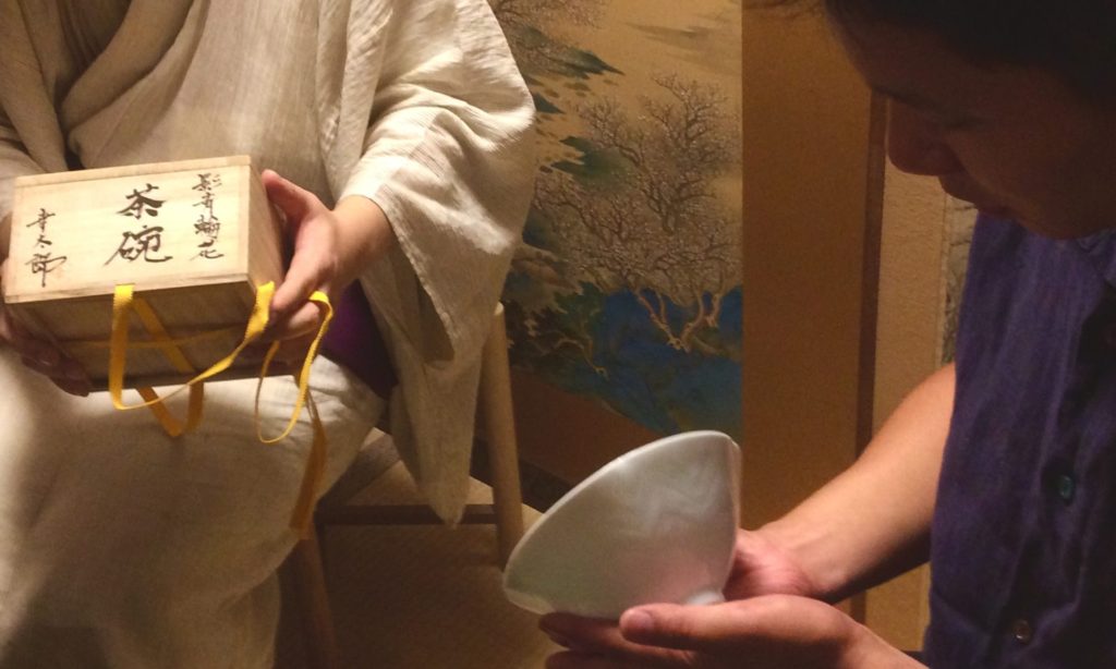奈良 茶道 体験 nara 三五夜 さんごや 三五屋 茶会 茶室 隠れ家 にじり口 炭 炉 掛軸 茶道具 JR奈良駅 駅前 月釜 徒歩圏内 奈良県 奈良市 三網田 濃茶 薄茶 続き薄 茶道具 茶道具販売 井伊宗観 十二ヶ月棗 仕覆 即中斎 表千家13代 即中斎好み 扇型立礼卓 立礼卓 扇面卓 表千家 御園棚 福西毅 ガラス作家 井倉幸太郎 柳生窯 青白磁 茶碗 茶入れ ガラス 水指 大文字焼き 金魚 芭蕉 文人趣味 煎茶道 煎抹両道 西大寺 松本実道 宝山寺 般若寺 風颯々水冷々 兼中斎 涼風 東大寺 大安寺 大仏茶碗 田能村直外 青緑山水 屏風 赤穂段通 日乃出製氷
