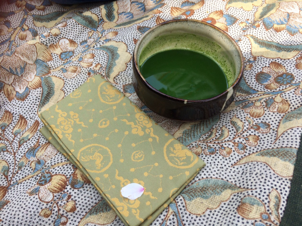 奈良 nara 三五夜 さんごや 三五屋 茶会 茶室 隠れ家 佐保川 野点 煎茶 抹茶 茶籠 茶箱 仕覆 網袋 貞明皇后 大正天皇皇后 九条節子 御歌 奈良女子大学 奈良女子大学付属中等教育学校 女高師 佐保会 柳汀会 さほがわ 桜 さくら 奈良の桜 名所 野筵 煎茶 煎茶道 玉露 汀 柳 緞子 縮緬 更紗 敷物 JR奈良 近鉄奈良 徒歩2分 徒歩圏内 三網田 おくた 桜餅 ふやきせんべい