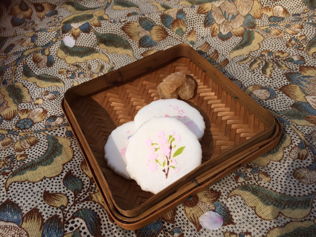奈良 nara 三五夜 さんごや 三五屋 茶会 茶室 隠れ家 佐保川 野点 煎茶 抹茶 茶籠 茶箱 仕覆 網袋 貞明皇后 大正天皇皇后 九条節子 御歌 奈良女子大学 奈良女子大学付属中等教育学校 女高師 佐保会 柳汀会 さほがわ 桜 さくら 奈良の桜 名所 野筵 煎茶 煎茶道 玉露 汀 柳 緞子 縮緬 更紗 敷物 JR奈良 近鉄奈良 徒歩2分 徒歩圏内 三網田 おくた 桜餅 ふやきせんべい