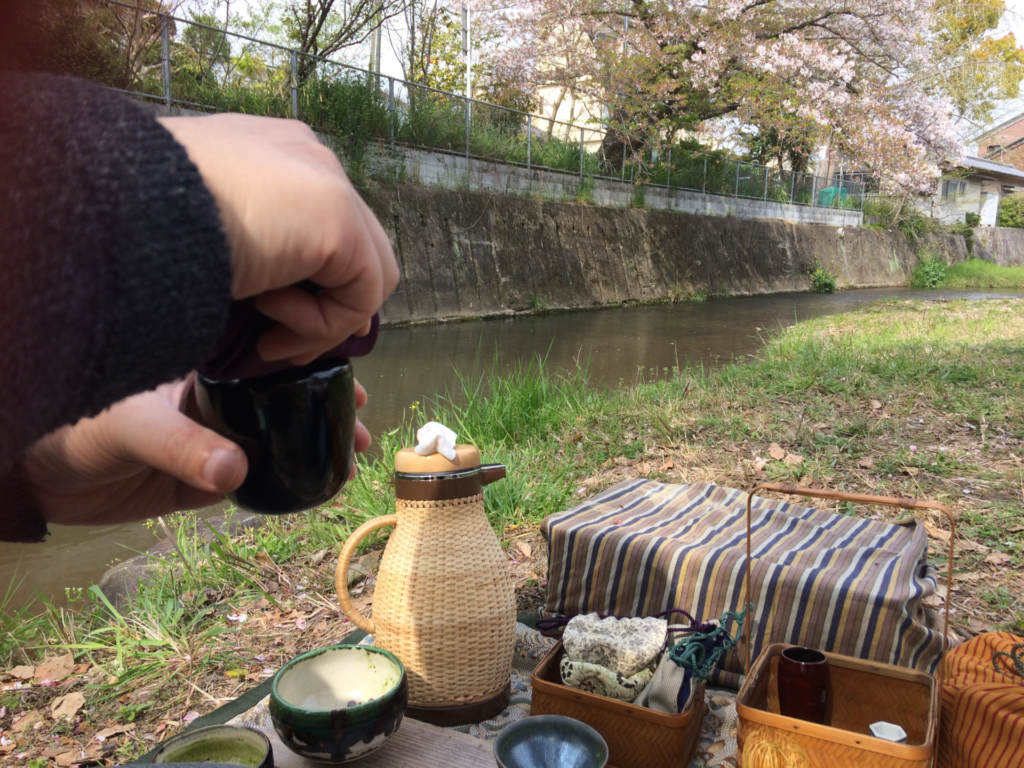 奈良 nara 三五夜 さんごや 三五屋 茶会 茶室 隠れ家 佐保川 野点 煎茶 抹茶 茶籠 茶箱 仕覆 網袋 貞明皇后 大正天皇皇后 九条節子 御歌 奈良女子大学 奈良女子大学付属中等教育学校 女高師 佐保会 柳汀会 さほがわ 桜 さくら 奈良の桜 名所 野筵 煎茶 煎茶道 玉露 汀 柳 緞子 縮緬 更紗 敷物 JR奈良 近鉄奈良 徒歩2分 徒歩圏内 三網田 おくた 桜餅 ふやきせんべい