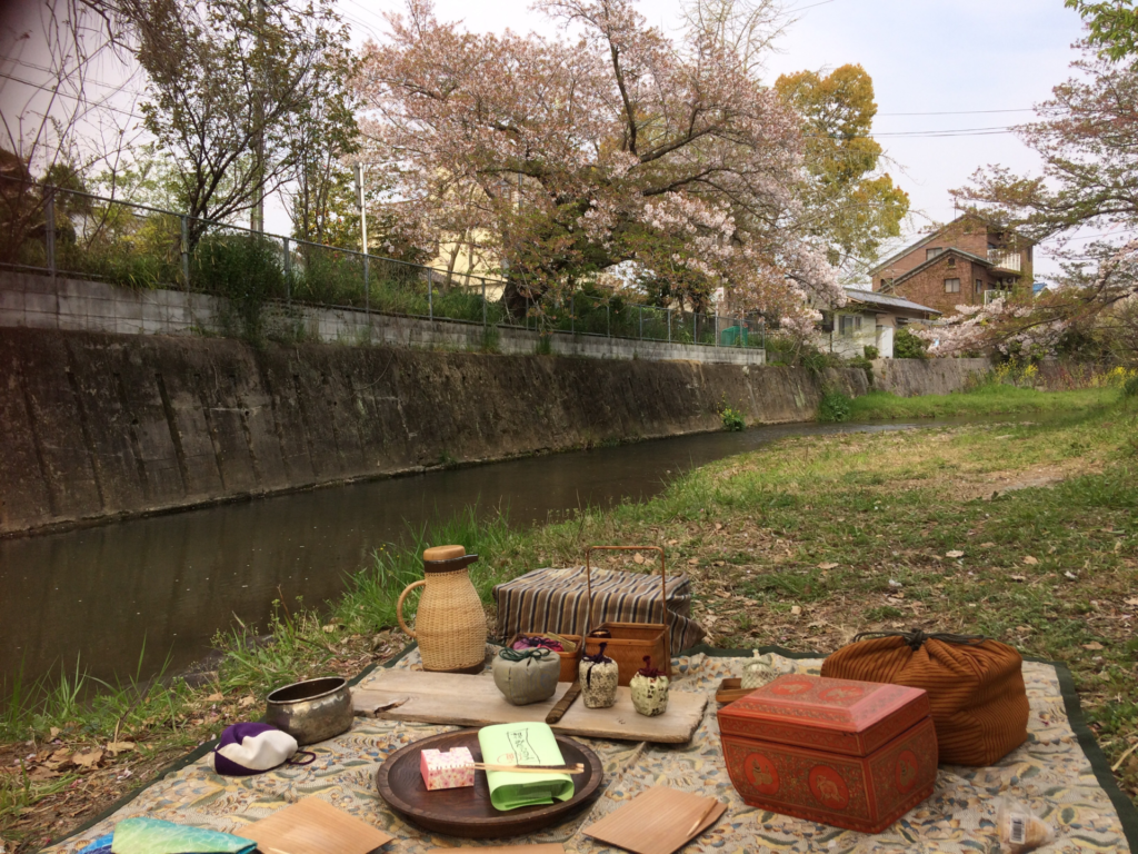 奈良 nara 三五夜 さんごや 三五屋 茶会 茶室 隠れ家 佐保川 野点 煎茶 抹茶 茶籠 茶箱 仕覆 網袋 貞明皇后 大正天皇皇后 九条節子 御歌 奈良女子大学 奈良女子大学付属中等教育学校 女高師 佐保会 柳汀会 さほがわ 桜 さくら 奈良の桜 名所 野筵 煎茶 煎茶道 玉露 汀 柳 緞子 縮緬 更紗 敷物 JR奈良 近鉄奈良 徒歩2分 徒歩圏内 三網田 おくた 桜餅 ふやきせんべい