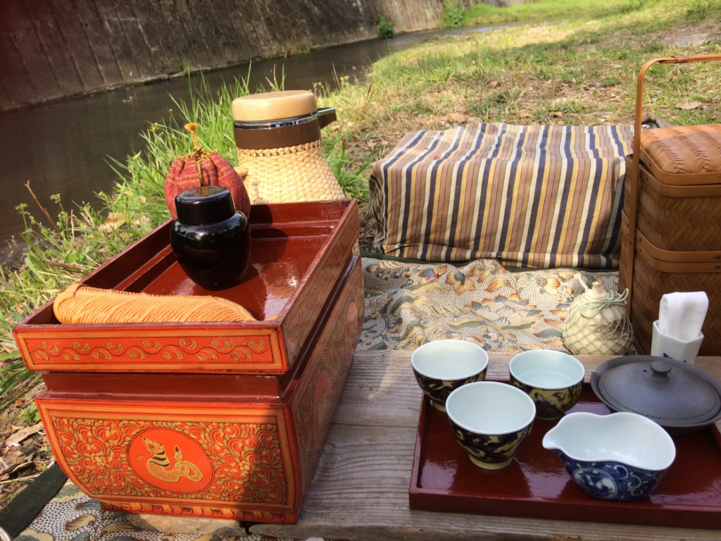 奈良 nara 三五夜 さんごや 三五屋 茶会 茶室 隠れ家 佐保川 野点 煎茶 抹茶 茶籠 茶箱 仕覆 網袋 貞明皇后 大正天皇皇后 九条節子 御歌 奈良女子大学 奈良女子大学付属中等教育学校 女高師 佐保会 柳汀会 さほがわ 桜 さくら 奈良の桜 名所 野筵 煎茶 煎茶道 玉露 汀 柳 緞子 縮緬 更紗 敷物 JR奈良 近鉄奈良 徒歩2分 徒歩圏内 三網田 おくた 桜餅 ふやきせんべい 蒟醤 きんま