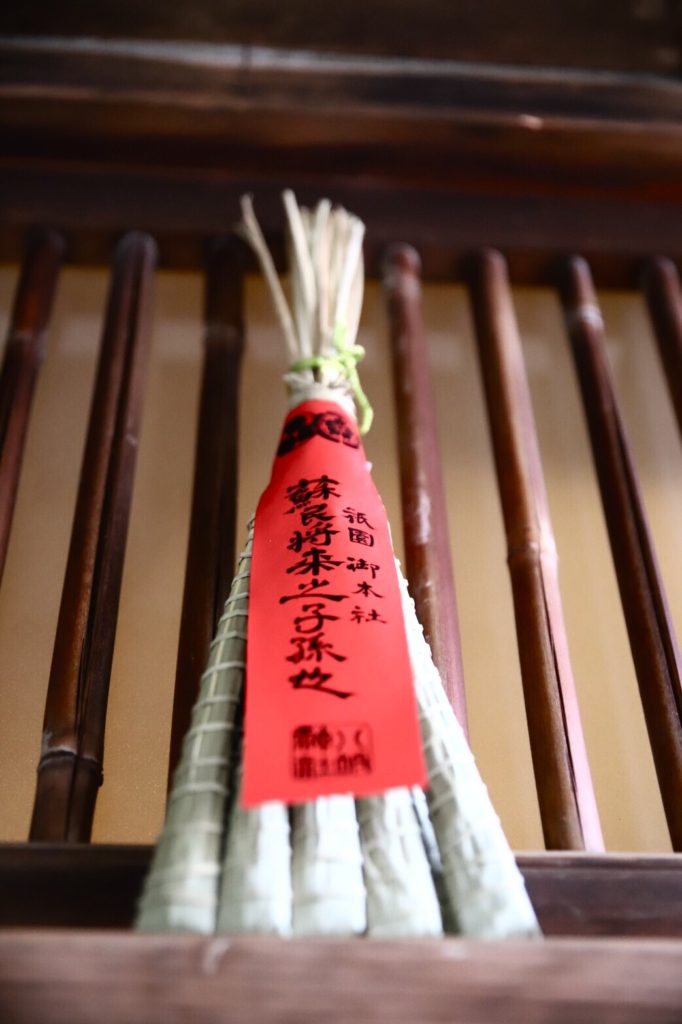 奈良 茶道 体験 nara 三五夜 さんごや 三五屋 茶会 茶室 隠れ家 にじり口 炭 炉 掛軸 椿 ツバキ 茶道具 JR奈良駅 駅前 月釜 徒歩圏内 奈良県 奈良市 三網田 濃茶 薄茶 続き薄 茶花 生花 待合 祇園祭山鉾の短冊と菊水鉾の粽飾り 本席 軸 瀧 一行 福本積應和尚筆 香合 了々斎好み 扇香合 二百の内 花 禁花 朝顔 花入 太公望の故事に見立てて 眉土風炉に雲龍釜 割蓋荒磯水指 登竜門の故事になぞらえ 濃茶 茶入 島物大大海 袋 長緒帯古裂 茶杓 梓弓写 銘 細太刀 無適斎作 筒箱共 茶碗 主 黒楽大平茶碗 副 黒楽しおげ茶碗 数茶碗 黒釉天目茶碗 薄茶 茶器 雪月花溜棗 兼中斎在判 共箱 雪溶けて 月を映し 花を運ぶ 茶碗 主 なまこ釉茶碗 替 寄せ茶碗 数茶碗 安南絞手茶碗 小峠丹山作 くじとらずの遊び 濃茶 金輪 丸久小山園詰 薄茶 涓滴岩おも穿つ 幽玄 同 主菓子 萬々堂道則 滝津瀬 三五夜アレンジ 銘 飛龍 干菓子 同 流水 甘音屋 笑美玉 琉球朝顔 朝顔 あさがお 大河内夏樹 ガラス作家 掛花 氷柱 表千家 灰型 鱗灰 眉土風炉 長緒 仕覆 奈良県 奈良市 小寄せ茶会 大寄せ茶会 少人数制 完全予約制 奈良で話題 新名所
