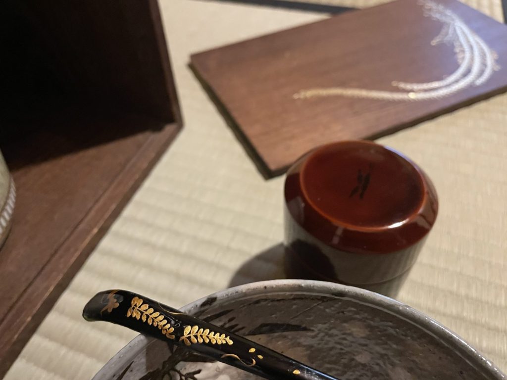 奈良 なら nara 三五夜 三五屋 さんごや sangoya 隠れ家 サロン 茶の湯 茶道 煎茶道 煎茶道体験 煎茶道教室 教室 和の稽古 お稽古 習い事 茶会 月釜 濃茶 各服点て 薄茶 上生菓子 干菓子 和菓子 ほっこり のんびり 奈良の秘密スポット JR奈良 奈良駅 旧奈良駅駅舎 駅前 駅近 徒歩2分 徒歩圏内 古民家 古民家リノベーション 改装 和室 大正レトロ レトロモダン 料亭 茶室 にじり口 小間 広間 座敷 茶事 表千家茶道 表千家茶道教室 古典 奈良市三条町 伝統 茶道具 アフターコロナ 感染予防対策 ワクチン接種済 ワクチン接種証明 炉 炉終い 奈良の春 濃茶 侘び寂び 侘茶 わび 奈良の旅 2022年 夘月 奈良観光 春の奈良 趣向 設え 少人数 個室 予約制 宇治茶 高級抹茶 石賀直之 切り絵 切り絵作家 芸術 アーティスト 旅箪笥 透木釜 藤 フジ 藤の花 野点 奧山永見古 万葉創作画 万葉集 大伴四綱 藤波の花は盛りになりにけり 平城の京を思ほすや君 大宰府 大伴旅人 令和 写真家 奈良名所