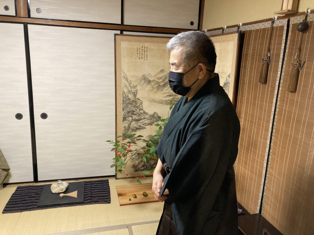 奈良 なら nara 三五夜 三五屋 さんごや sangoya 隠れ家 サロン 茶の湯 茶道 煎茶道 煎茶道体験 煎茶道教室 教室 和の稽古 お稽古 習い事 茶会 月釜 濃茶 各服点て 薄茶 上生菓子 干菓子 和菓子 ほっこり のんびり 奈良の秘密スポット JR奈良 奈良駅 旧奈良駅駅舎 駅前 駅近 徒歩2分 徒歩圏内 古民家 古民家リノベーション 改装 和室 大正レトロ レトロモダン 料亭 茶室 にじり口 小間 広間 座敷 茶事 表千家茶道 表千家茶道教室 古典 奈良市三条町 伝統 茶道具 アフターコロナ 感染予防対策 ワクチンパスポート ワクチン接種済 ワクチン接種証明 香会 雅楽 個別レッスン 初心者歓迎 呼び継ぎ 蓋置 水指 瀬戸焼 蕎麦手 炭壺 火消し壺 仕覆 即中斎 即中斎好み 大板 小間 和服 着物 袴 白洲正子 白洲次郎 水晶 古橋尚 長江惣吉 曜変天目 国宝 古筆 古陶磁 陶芸家 加藤春鼎 石 古美術収集家 古美術愛好家 名古屋 手紙 白洲正子によせて 鶴屋八幡 曙会 特別茶会 萬々堂道則 糊こぼし 和菓子 薯蕷饅頭 干菓子 やなぎのにわ京菓子店 江見智彦 三島葉子 フードコーディネーター 洋菓子 春鶯囀 篳篥 竜笛 奈良新聞社 奈良新聞 紙面掲載 記事 奈良市イベント情報 随筆家 道 山独活 ヤマウド 紫蘭 シラン 小川珊瑚鶴 華道家 菓子職人 樺山資紀