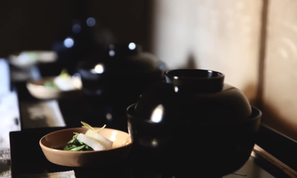 奈良市　奈良　なら 　　nara　奈良県　月釜　茶会　茶道　茶の湯　お茶　お茶会　イベント　サンゴヤ
三五夜　三五屋　さんごや　古民家　骨董　骨董店　アンティークショップ　料亭　茶道教室　華道教室　いけばな　雅楽　雅楽教室　村田珠光　珠光茶会　2020　12月　師走　万葉集　万葉創作画　奧山永見古　柿本人麻呂　　安騎野　万葉集　宇陀市　大宇陀　安騎野猟遊歌　柿本人麻呂　人麻呂公園　大宇陀　東の野にかぎろひの立つ　東の野に炎の立つ見て かへりて見れば月傾きぬ　東野炎立所見而反見為者月西渡　風炉先屏風　風炉先　小四方棚　即中斎　水指　大棗　表千家　東大寺　二月堂　12月31日　かぎろひ　三英堂　季子ごよみ　松江　干菓子　淡雪羹　安倍文珠院　五芒星　落雁　桜井　善哉　ぜんざい　上生菓子　お菓子　濃茶　各服点て　薄茶　続き薄　丸久小山園　金輪　獅子頭　シシガシラ　椿　ツバキ　シモツケ　掛花　信楽焼　待合　舒明天皇　夕されば小倉の山に鳴く鹿は今夜は鳴かず寝にけらしも　小倉山　万葉絵合わせかるた　かるた　瓶掛　銀瓶　南鐐　香煎　生姜糖　JR奈良　駅前　徒歩
分　三条町　三網田　s茶事　事前予約制　カフェ　完全予約制　個室　煎茶道　煎茶体験　玉露　煎茶　にじり口　炉　利休型　畠春斎　釜師　近鉄奈良　徒歩圏内　隠れ家　サロン　坪庭　お水取り　松明　篭松明　