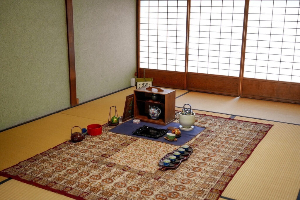 奈良　なら　nara　三五夜　三五屋　さんごや　sangoya　隠れ家　サロン　茶の湯　茶道　煎茶道　煎茶道体験　煎茶道教室　教室　和の稽古　お稽古　習い事　茶会　月釜　濃茶　各服点て　薄茶　上生菓子　干菓子　和菓子　ほっこり　のんびり　奈良の秘密スポット　JR奈良　奈良駅　旧奈良駅駅舎　駅前　駅近　徒歩2分　徒歩圏内　古民家　古民家リノベーション　改装　和室　大正レトロ　レトロモダン　料亭　茶室　にじり口　小間　広間　座敷　茶事　表千家茶道　表千家茶道教室　古典　奈良市三条町　伝統　茶道具　初心者歓迎　イベント　
近鉄百貨店　kintetsu 近畿日本鉄道　近鉄電車　近鉄あべのハルカス本店　あべのハルカス　ハルカス　近鉄百貨店アプリ　kintetsuコミュSALON　煎茶　文人趣味　玉露　新茶　宇治茶　大和茶　日本茶サロン