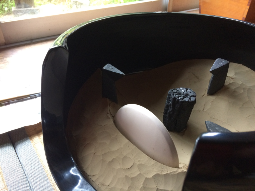 奈良　なら　nara 奈良県　奈良市　三五夜　さんごや　三五屋　茶道　茶の湯　茶道教室　表千家　茶室　にじり口　月釜　茶会　少人数　小寄せ　完全予約制　個室　風炉　炉　炭　炭点前　朝鮮風炉　土風炉　灰　灰型　灰作り　遠山　鱗灰　堂後茶道教室　畠春斎　畠春斉　高岡　釜師　釜　濃茶　続き薄　茶道具　茶道具店　茶道具販売　茶道具買取り　古美術店　古美術販売　古美術買取り　高値買取　乳鉢　鱗灰　JR奈良　近鉄奈良　徒歩2分　徒歩圏内　隠れ家　三網田