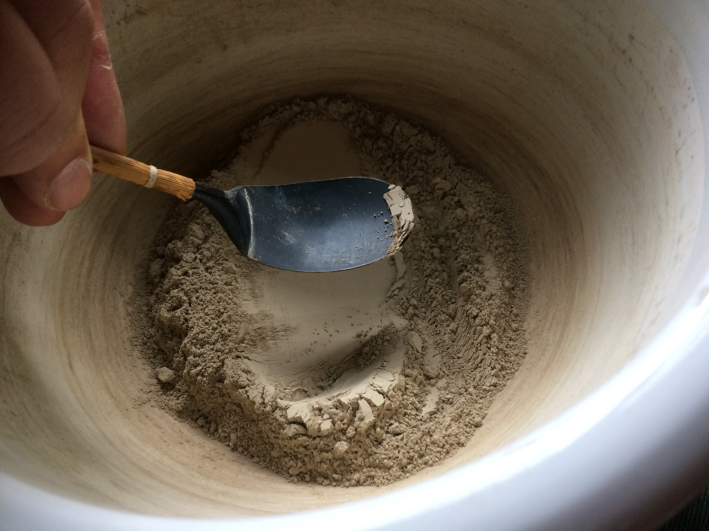 奈良　なら　nara 奈良県　奈良市　三五夜　さんごや　三五屋　茶道　茶の湯　茶道教室　表千家　茶室　にじり口　月釜　茶会　少人数　小寄せ　完全予約制　個室　風炉　炉　炭　炭点前　朝鮮風炉　土風炉　灰　灰型　灰作り　遠山　鱗灰　堂後茶道教室　畠春斎　畠春斉　高岡　釜師　釜　濃茶　続き薄　茶道具　茶道具店　茶道具販売　茶道具買取り　古美術店　古美術販売　古美術買取り　高値買取　乳鉢　鱗灰　JR奈良　近鉄奈良　徒歩2分　徒歩圏内　隠れ家　三網田