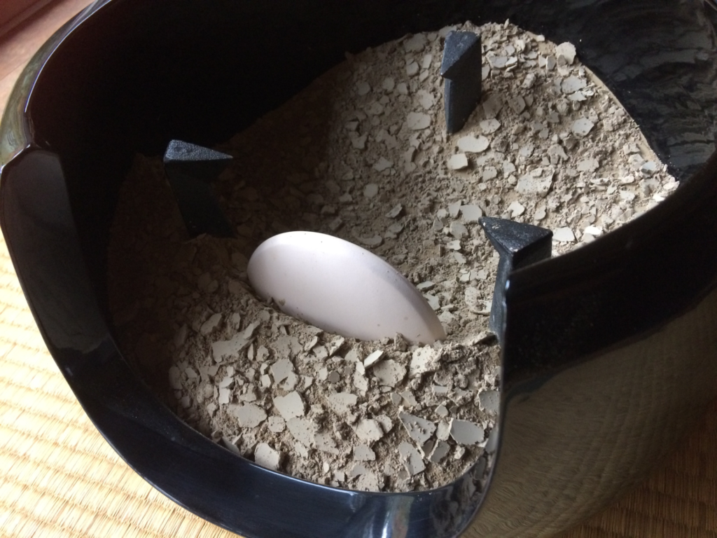 奈良　なら　nara 奈良県　奈良市　三五夜　さんごや　三五屋　茶道　茶の湯　茶道教室　表千家　茶室　にじり口　月釜　茶会　少人数　小寄せ　完全予約制　個室　風炉　炉　炭　炭点前　朝鮮風炉　土風炉　灰　灰型　灰作り　遠山　鱗灰　堂後茶道教室　畠春斎　畠春斉　高岡　釜師　釜　濃茶　続き薄　茶道具　茶道具店　茶道具販売　茶道具買取り　古美術店　古美術販売　古美術買取り　高値買取　乳鉢　鱗灰　JR奈良　近鉄奈良　徒歩2分　徒歩圏内　隠れ家　三網田