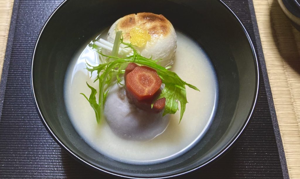 雑煮 白味噌 京風 初詣 壬寅 新年 令和四年 令和年4年 寅年 和室 茶室 にじり口 小間 小寄せ茶会 完全予約制 仕事納め 奈良 なら nara 奈良市 奈良県 JR奈良 奈良駅 JR沿線 近鉄沿線 駅前 駅近 徒歩2分 古民家 隠れ家 三条通り 徒歩圏内 古都 教室 和の教室 お稽古 習い事 文化教室 和文化 和文化サロン サロン 茶道教室 茶道 茶の湯 お茶 表千家 表千家茶道教室 いけばな 生け花 生花 華道 いけばな教室 生花教室 花は野にあるように 皇室 文秀女王 正月花 松 千両 スワエ ズワエ 梅 枝若松 万年青 オモト 葉組み 雅楽 雅楽教室 おけいこががく 鳳笙 笙 ひちりき 篳篥 龍笛 竜笛 宮内庁楽部 世界無形文化遺産 週一回 マンツーマン 少人数 予約 予約制 個人レッスン 体験 茶事教室 お稽古茶事 奈良市三条町 正月 初釜 台目棚 水指 即中斎 赤楽茶碗 佐々木松楽 乙御前 光悦 本阿弥光悦 青竹茶筅 山口茂 山口錠鉄 織部焼 耳付茶入 大福耳水指 尾西楽斎 奥田木白 珠光茶会 阿弥陀堂釜 木地炉縁 東大寺古材 青竹蓋置 聚光院 小野澤寛海 書付 銘 都鳥 閑隠席 古材 茶杓 鯛もなか 明石 藤江屋分大 最中 和菓子 手力盆 春日大社 根来塗 東坊城徳長 和歌 初詠み 床の間 掛軸 結び柳 菊 侘助 五葉松 竹花入れ 二月堂 組紐細工 虎 古橋尚 古美術 収集家 古筆 古書籍 古田織部 細川三斎 細川忠興 細川忠利 肥後 熊本 沢庵 森川如春斎 益田鈍翁 益田孝 増田孝 志ら玉 名古屋 柴山利弥 設え 木曜会 迎え花 松花堂弁当 赤穂段通 笑 堂後茶道教室 茶室 ならまち 奈良町 高御門町 新年