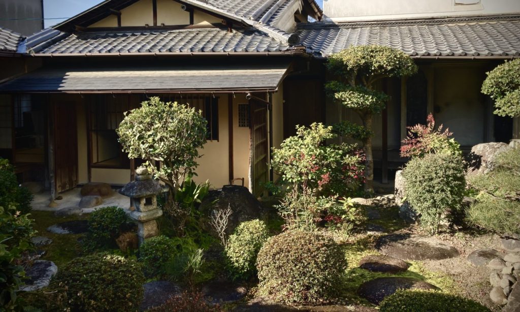 雑煮 白味噌 京風 初詣 壬寅 新年 令和四年 令和年4年 寅年 和室 茶室 にじり口 小間 小寄せ茶会 完全予約制 仕事納め 奈良 なら nara 奈良市 奈良県 JR奈良 奈良駅 JR沿線 近鉄沿線 駅前 駅近 徒歩2分 古民家 隠れ家 三条通り 徒歩圏内 古都 教室 和の教室 お稽古 習い事 文化教室 和文化 和文化サロン サロン 茶道教室 茶道 茶の湯 お茶 表千家 表千家茶道教室 いけばな 生け花 生花 華道 いけばな教室 生花教室 花は野にあるように 皇室 文秀女王 正月花 松 千両 スワエ ズワエ 梅 枝若松 万年青 オモト 葉組み 雅楽 雅楽教室 おけいこががく 鳳笙 笙 ひちりき 篳篥 龍笛 竜笛 宮内庁楽部 世界無形文化遺産 週一回 マンツーマン 少人数 予約 予約制 個人レッスン 体験 茶事教室 お稽古茶事 奈良市三条町 正月 初釜 台目棚 水指 即中斎 赤楽茶碗 佐々木松楽 乙御前 光悦 本阿弥光悦 青竹茶筅 山口茂 山口錠鉄 織部焼 耳付茶入 大福耳水指 尾西楽斎 奥田木白 珠光茶会 阿弥陀堂釜 木地炉縁 東大寺古材 青竹蓋置 聚光院 小野澤寛海 書付 銘 都鳥 閑隠席 古材 茶杓 鯛もなか 明石 藤江屋分大 最中 和菓子 手力盆 春日大社 根来塗 東坊城徳長 和歌 初詠み 床の間 掛軸 結び柳 菊 侘助 五葉松 竹花入れ 二月堂 組紐細工 虎 古橋尚 古美術 収集家 古筆 古書籍 古田織部 細川三斎 細川忠興 細川忠利 肥後 熊本 沢庵 森川如春斎 益田鈍翁 益田孝 増田孝 志ら玉 名古屋 柴山利弥 設え 木曜会 迎え花 松花堂弁当 赤穂段通 笑 堂後茶道教室 茶室 ならまち 奈良町 高御門町 新年会
