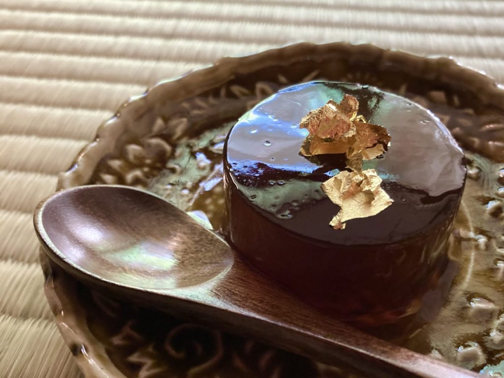 奈良 なら nara 三五夜 三五屋 さんごや sangoya 隠れ家 サロン 茶の湯 茶道 煎茶道 煎茶道体験 煎茶道教室 教室 和の稽古 お稽古 習い事 茶会 月釜 濃茶 各服点て 薄茶 上生菓子 干菓子 和菓子 ほっこり のんびり 奈良の秘密スポット JR奈良 奈良駅 旧奈良駅駅舎 駅前 駅近 徒歩2分 徒歩圏内 古民家 古民家リノベーション 改装 和室 大正レトロ レトロモダン 料亭 茶室 にじり口 小間 広間 座敷 茶事 表千家茶道 表千家茶道教室 切古典 奈良市三条町 伝統 茶道具 木槿 むくげ ムクゲ 宗旦木槿 アフターコロナ 感染予防対策 ワクチン接種済 ワクチン接種証明 泉山御流 香道 組香 香会 雅楽 雅楽教室 おけいこががく 笙 山口創一郎 笙 篳篥 龍笛 個別レッスン 初心者歓迎 ぎやまん ギヤマン 義山 水指 水崎長寿 ガラス作家 平水指 バカラ 畠春斎 更紗 古渡 長緒 仕覆 朝鮮風炉 小間
薫風 薫風自南来 孤篷庵 卓厳 禅語 漢詩 唐詩 皇帝 殿閣生微涼 夏藤 ナツフジ 大河内夏樹 掛花入 シモツケ 琉球塗 煎茶盆 古琉球 沈金 竹編 星野製茶園 星授 八女 九州 抹茶 おくた したたり 菊水鉾 黒蜜羹 夏菓子 水菓子 和菓子
夏のしずく