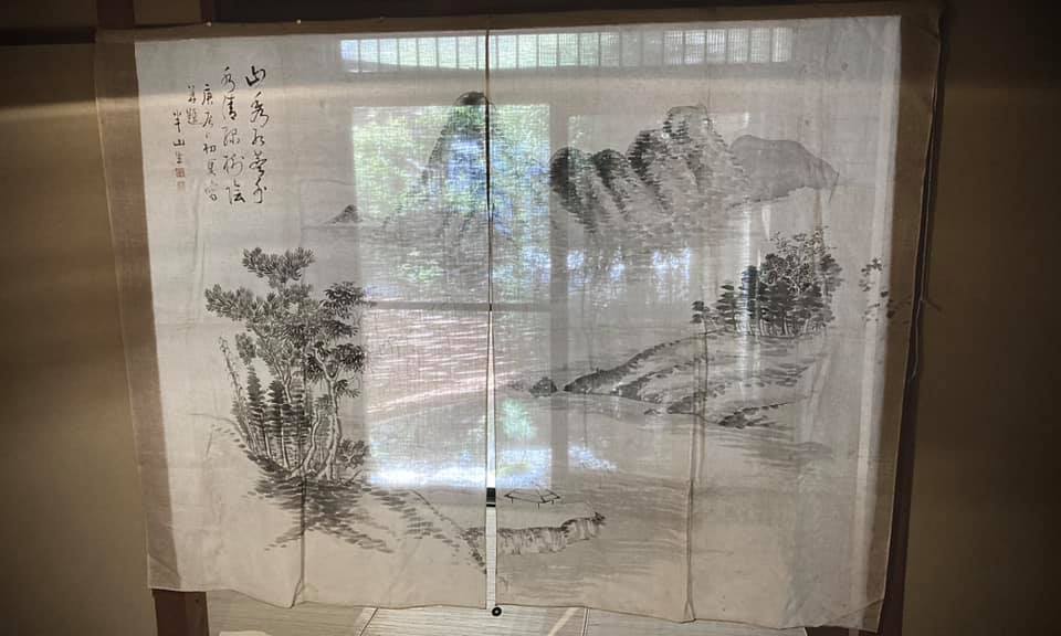 奈良　なら　nara　三五夜　三五屋　さんごや　sangoya　隠れ家　サロン　茶の湯　茶道　煎茶道　煎茶道体験　煎茶道教室　教室　和の稽古　お稽古　習い事　茶会　月釜　濃茶　各服点て　薄茶　上生菓子　干菓子　和菓子　ほっこり　のんびり　奈良の秘密スポット　JR奈良　奈良駅　旧奈良駅駅舎　駅前　駅近　徒歩2分　徒歩圏内　古民家　古民家リノベーション　改装　和室　大正レトロ　レトロモダン　料亭　茶室　にじり口　小間　広間　座敷　茶事　表千家茶道　表千家茶道教室　切古典　奈良市三条町　伝統　茶道具　　小人数　予約制　残席わずか　キャンセル待ち　夏建具　のれん　水墨画　夏　日本舞踊　花柳流　日舞　花柳綱仁　日本舞踊教室　花柳流教室　個人レッスン　　