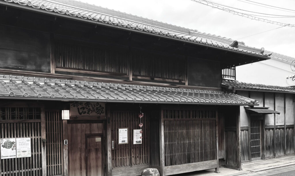 奈良　なら　nara
奈良市　ならまち
珠光茶会　奈良町にぎわいの家
茶会　煎茶会
煎茶　お茶
茶道　茶室
煎茶道具　旧正月
春節　山水画
文人画　明王朝
漢服 
三五夜　さんごや
煎茶体験　奈良駅
jr奈良　駅前
徒歩2分　#古民家
趣向茶会　しゅこう　月釜　茶会　小寄せ茶会　小間　にじり口　本格的　茶道　茶の湯　茶事　　茶道具　薄茶器　奈良道具　　練釜　茶会　小寄せ茶会　小間　にじり口　本格的　茶道　茶の湯　茶事　　茶道具　薄茶器　奈良道具　奈良　なら　nara　奈良市　奈良県　三五夜　三五屋　さんごや　sangoya 古民家　日本家屋　隠れ家　茶室　いじり口　小間　広間　月釜　茶会　お茶会　イベント　冬の奈良　奈良観光　お茶　茶の湯　抹茶　茶道教室　表千家　流派問わず　事前予約制　完全予約制　小寄せ茶会　大寄せ茶会　中止　座敷　書院　付書院　床の間　八畳間　書院の茶　武家茶道　古美術　骨董　アンティーク　茶道具　古美術店　骨董店　茶道具店　買取り　畳　釣り釜　濃茶　薄茶　上生菓子　和菓子　干菓子　　稽古　貸出し　貸スペース　貸教室　JR奈良　徒歩2分　奈良市三条町　三網田　障子　雪見障子　珠光茶会　珠光　村田珠光　奈良お茶　イベント　椿建築史家　奈良町にぎわいの家　奈良町家シンポジウム　茶室見学ツアー　奈良市伝統文化いきいき実行委員会　ならまちセンター　講演会　パネルディスカッション　きたまち　高畑　古梅園　NIPPONIAHOTEL奈良町　森家住宅　乾家　西村邸　高林寺　藤岡家　IINAハウス　山賀家　十輪院　今西家書院　景竹亭　伊六庵　元興寺　佐埜家　奈良町からくりおもちゃ館　セトレならまち　奈良県猿沢イン　ならまち格子の家　奈良町情報館　数寄屋造り　大和茶　称名寺　奈良町のお茶室拝見記　奈良町家　茶庭　庭　坪庭　ならまちセンター　茶道教室　表千家　表千家茶道教室　教室　お稽古　お稽古場　習い事　和の習い事　和のお稽古　伝統文化　玉露　真清水蔵六　葉盆　鎌倉彫　茶托　錫　古錫　木瓜型茶托　魚子彫り　金工　清代　中華民国　台湾茶　中国茶　茶芸