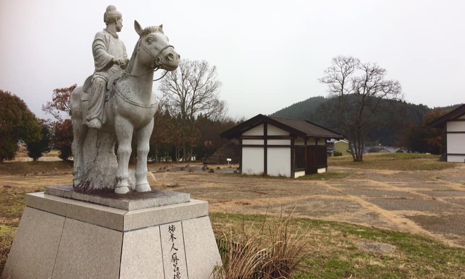 奈良 なら nara 奈良県 室生龍穴神社 龍穴神社 龍 竜 龍神 パワースポット 吉祥龍穴 雅楽 篳篥 室生 安騎野 万葉集 宇陀市 大宇陀 安騎野猟遊歌 柿本人麻呂 人麻呂公園 室生寺 神宮寺 雨 雨乞い 勅使 猿沢池 天岩戸 東の野にかぎろひの立つ 東の野に炎の立つ見て かへりて見れば月傾きぬ 東野炎立所見而反見為者月西渡 茶道教室 表千家茶道教室 奈良駅 駅前 徒歩2分 近鉄奈良 徒歩圏内 三条町 三網田 茶の湯 月釜 茶会 茶室 煎茶道 煎茶道体験 煎茶体験 お茶 玉露 生け花教室 華道教室 山村御流 正月花 ワークショップ イベント お稽古 習い事 和風 教室 伝統文化 伝統芸能 雅楽教室 雅楽 笙 篳篥 竜笛 龍笛 三五夜 さんごや sangoya 古民家 和のサロン 濃茶 薄茶 上生菓子 干菓子 奈良豆比古神社 コノデカシワ 特別天然記念物 クスノキ 楠 安騎野の朝 中山正実 日本書紀 古事記 記紀万葉 軽皇子 文武天皇 草壁皇子 持統天皇 正倉院展