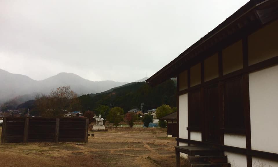 奈良 なら nara 奈良県 室生龍穴神社 龍穴神社 龍 竜 龍神 パワースポット 吉祥龍穴 雅楽 篳篥 室生 安騎野 万葉集 宇陀市 大宇陀 安騎野猟遊歌 柿本人麻呂 人麻呂公園 室生寺 神宮寺 雨 雨乞い 勅使 猿沢池 天岩戸 東の野にかぎろひの立つ 東の野に炎の立つ見て かへりて見れば月傾きぬ 東野炎立所見而反見為者月西渡 茶道教室 表千家茶道教室 奈良駅 駅前 徒歩2分 近鉄奈良 徒歩圏内 三条町 三網田 茶の湯 月釜 茶会 茶室 煎茶道 煎茶道体験 煎茶体験 お茶 玉露 生け花教室 華道教室 山村御流 正月花 ワークショップ イベント お稽古 習い事 和風 教室 伝統文化 伝統芸能 雅楽教室 雅楽 笙 篳篥 竜笛 龍笛 三五夜 さんごや sangoya 古民家 和のサロン 濃茶 薄茶 上生菓子 干菓子 奈良豆比古神社 コノデカシワ 特別天然記念物 クスノキ 楠 安騎野の朝 中山正実 日本書紀 古事記 記紀万葉 軽皇子 文武天皇 草壁皇子 持統天皇 正倉院展