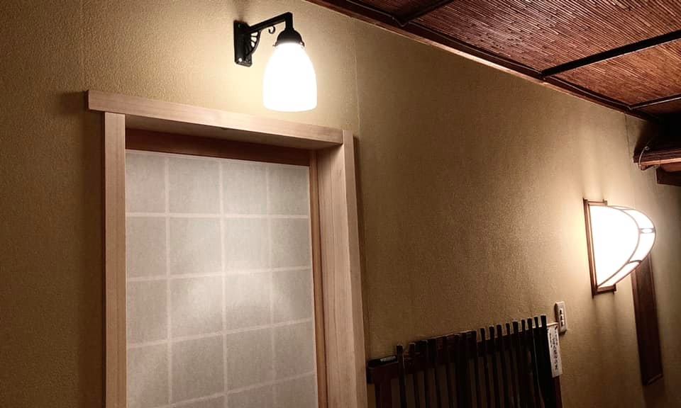奈良　なら　nara　三五夜　三五屋　さんごや　sangoya　隠れ家　サロン　茶の湯　茶道　煎茶道　煎茶道体験　煎茶道教室　教室　和の稽古　お稽古　習い事　茶会　月釜　濃茶　各服点て　薄茶　上生菓子　干菓子　和菓子　ほっこり　のんびり　奈良の秘密スポット　JR奈良　奈良駅　旧奈良駅駅舎　駅前　駅近　徒歩2分　徒歩圏内　古民家　古民家リノベーション　改装　和室　大正レトロ　レトロモダン　料亭　茶室　にじり口　小間　広間　座敷　茶事　表千家茶道　表千家茶道教室　石賀直之　切り絵　切り絵作家　古典　エバンズプラザ　奈良市三条町　電灯　伝統　障子　腰障子　　