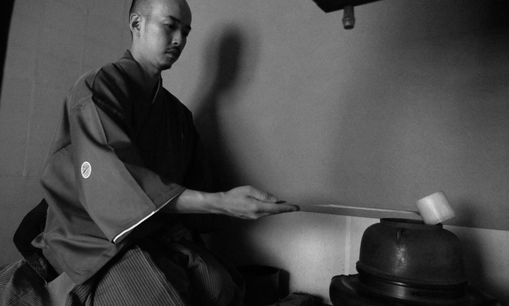 富士山 本阿弥光悦 棗濃茶 三木玉真 棗濃茶 袋棗 奈良 なら nara 三五夜 三五屋 さんごや sangoya 隠れ家 サロン 茶の湯 茶道 煎茶道 煎茶道体験 煎茶道教室 教室 和の稽古 お稽古 習い事 茶会 月釜 濃茶 各服点て 薄茶 上生菓子 干菓子 和菓子 ほっこり のんびり 奈良の秘密スポット JR奈良 奈良駅 旧奈良駅駅舎 駅前 駅近 徒歩2分 徒歩圏内 古民家 古民家リノベーション 改装 和室 大正レトロ レトロモダン 料亭 茶室 にじり口 小間 広間 座敷 茶事 表千家茶道 表千家茶道教室 古典 奈良市三条町 伝統 茶道具 アフターコロナ 感染予防対策 ワクチン接種済 ワクチン接種証明 炉 名残 師走 奈良の冬 濃茶 侘び寂び 侘茶 わび 奈良の旅 珠光茶会2022中止 珠光茶会2022 如月 奈良観光 冬の奈良 趣向 設え 少人数 個室 予約制 加茂自然農園 恭仁の昔 有機栽培抹茶 自然農法 有機抹茶 辻喜 宇治茶 内閣総理大臣賞 高級抹茶 アサヒ お水取り 東大寺修二会 竹 松明 炉縁 上野道善 煤竹 茶杓 梵字 若狭井 萬々堂 萬々堂道則 糊こぼし 椿の和菓子 和菓子 奈良銘菓 尾西楽斎 赤膚焼 抱清棚 杉木地 碌々斎 桐木地 吸江斎 水指 風炉先 風炉先屏風 屏風 白虎 青龍 薬師寺 拓本 橋本凝胤 高田好胤 龍 虎 寅年 肥後古流 江上大輔 熊本 八代 武家茶
