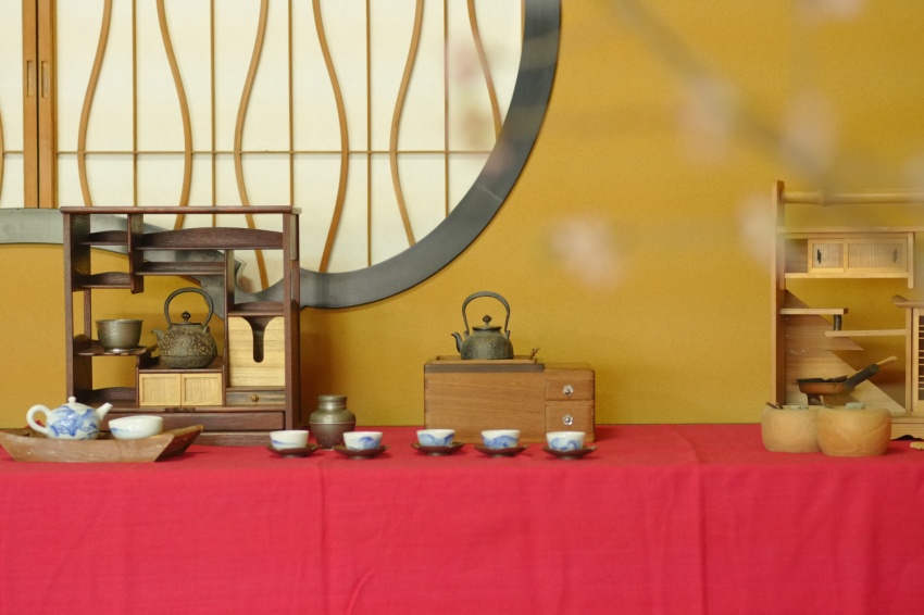 奈良 なら nara
奈良市 ならまち
珠光茶会 奈良町にぎわいの家
茶会 煎茶会
煎茶 お茶
茶道 茶室
煎茶道具 旧正月
春節 山水画
文人画 明王朝
漢服
三五夜 さんごや
煎茶体験 奈良駅
jr奈良 駅前
徒歩2分 #古民家
趣向茶会 しゅこう 月釜 茶会 小寄せ茶会 小間 にじり口 本格的 茶道 茶の湯 茶事 茶道具 薄茶器 奈良道具 練釜 茶会 小寄せ茶会 小間 にじり口 本格的 茶道 茶の湯 茶事 茶道具 薄茶器 奈良道具 奈良 なら nara 奈良市 奈良県 三五夜 三五屋 さんごや sangoya 古民家 日本家屋 隠れ家 茶室 いじり口 小間 広間 月釜 茶会 お茶会 イベント 冬の奈良 奈良観光 お茶 茶の湯 抹茶 茶道教室 表千家 流派問わず 事前予約制 完全予約制 小寄せ茶会 大寄せ茶会 中止 座敷 書院 付書院 床の間 八畳間 書院の茶 武家茶道 古美術 骨董 アンティーク 茶道具 古美術店 骨董店 茶道具店 買取り 畳 釣り釜 濃茶 薄茶 上生菓子 和菓子 干菓子 稽古 貸出し 貸スペース 貸教室 JR奈良 徒歩2分 奈良市三条町 三網田 障子 雪見障子 数寄屋造り 茶庭 庭 坪庭 ならまちセンター 茶道教室 表千家 表千家茶道教室 教室 お稽古 お稽古場 習い事 和の習い事 和のお稽古 伝統文化 玉露 真清水蔵六 葉盆 鎌倉彫 茶托 錫 古錫 木瓜型茶托 魚子彫り 金工 清代 中華民国 台湾茶 中国茶 茶芸 姫路文学館 望景亭 GALLERYとーく 大橋ひろ美 みせばやな 茶会 桜 観桜会 姫路城 姫路市 奥島圭二 ガラス ガラス作家 アート Teateaceremony tea 嘉集庵 ペーズリー カシミール織 カシミールショール 茶具敷 煎茶道具 黄檗山 萬福寺 直翁 玉露 煎茶席 煎茶会 煎茶道 杭州棚 やなぎのにわ京菓子店 干菓子 手力盆 根来塗 室礼 しつらえ しつらえ師 茶花 貝母 バイモユリ 雪柳 ユキヤナギ 明代 衣装 装束 時代衣装 文人 文人趣味 煎茶室 白浜久美子 写真家 フォトグラファー photographer