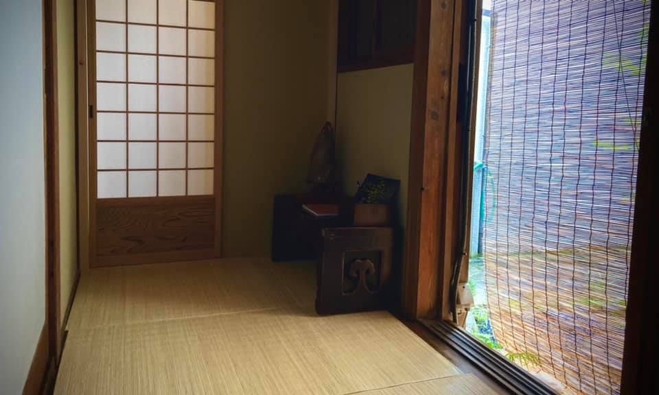 奈良 なら nara 三五夜 三五屋 さんごや sangoya 隠れ家 サロン 茶の湯 茶道 煎茶道 煎茶道体験 煎茶道教室 教室 和の稽古 お稽古 習い事 茶会 月釜 濃茶 各服点て 薄茶 上生菓子 干菓子 和菓子 ほっこり のんびり 奈良の秘密スポット JR奈良 奈良駅 旧奈良駅駅舎 駅前 駅近 徒歩2分 徒歩圏内 古民家 古民家リノベーション 改装 和室 大正レトロ レトロモダン 料亭 茶室 にじり口 小間 広間 座敷 茶事 表千家茶道 表千家茶道教室 石賀直之 切り絵 切り絵作家 古典 エバンズプラザ 奈良市三条町 電灯 伝統 障子 腰障子
