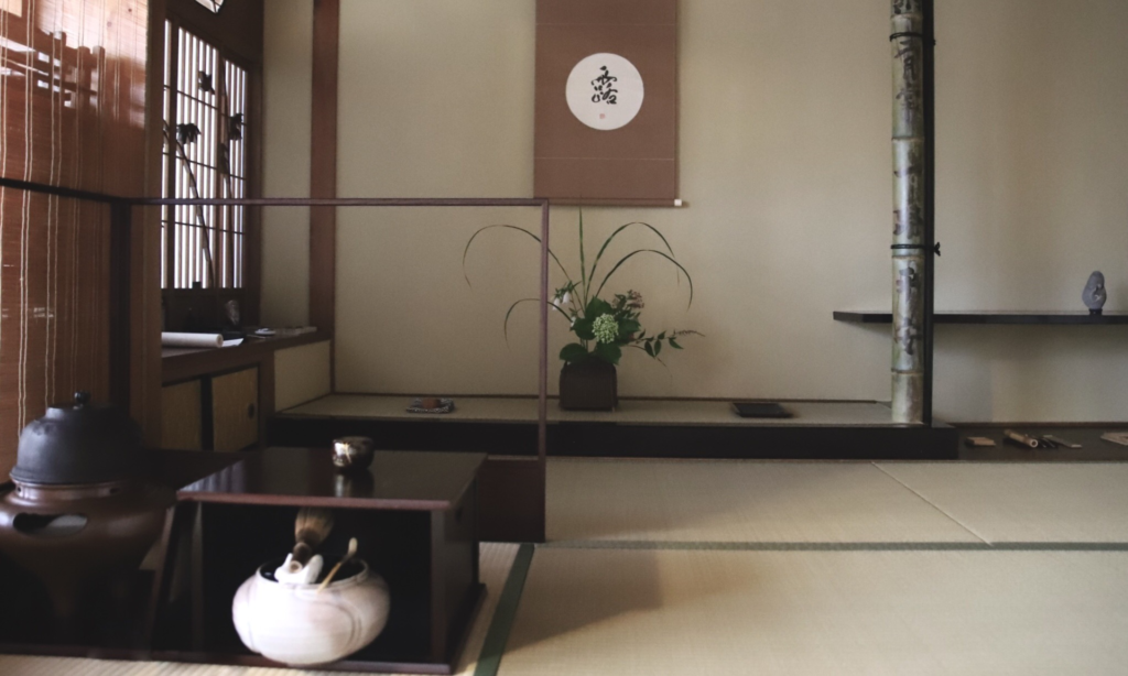 奈良 なら nara 文人趣味 白楽天 白居易 皐月 nara 三五夜 三五屋 さんごや 隠れ家 茶室 茶道 茶の湯 お茶 茶会 月釜 少人数制 事前予約 茶席 書院 座敷 古民家 日本建築 付書院 コロナ対策 小袋棚 表千家 即中斎 西京極 長福寺 比丘尼御所 書院の茶 武家茶 文房飾り 文房四宝 硯 紙 墨 筆 鑑賞石 古橋尚 濃茶 薄茶 畠春斎 続き薄 樫舎 粽 水仙粽 奈良銘菓 上生菓子 干菓子 大山蓮華 奈良茶 奈良古物 骨董 古美術 茶道具 買取り 高い JR奈良 駅前 近鉄奈良 徒歩圏内 徒歩2分 朝鮮風炉 初風炉 各服点 疫病退散 三網田 御簾 二月堂 お水取り お松明 床柱